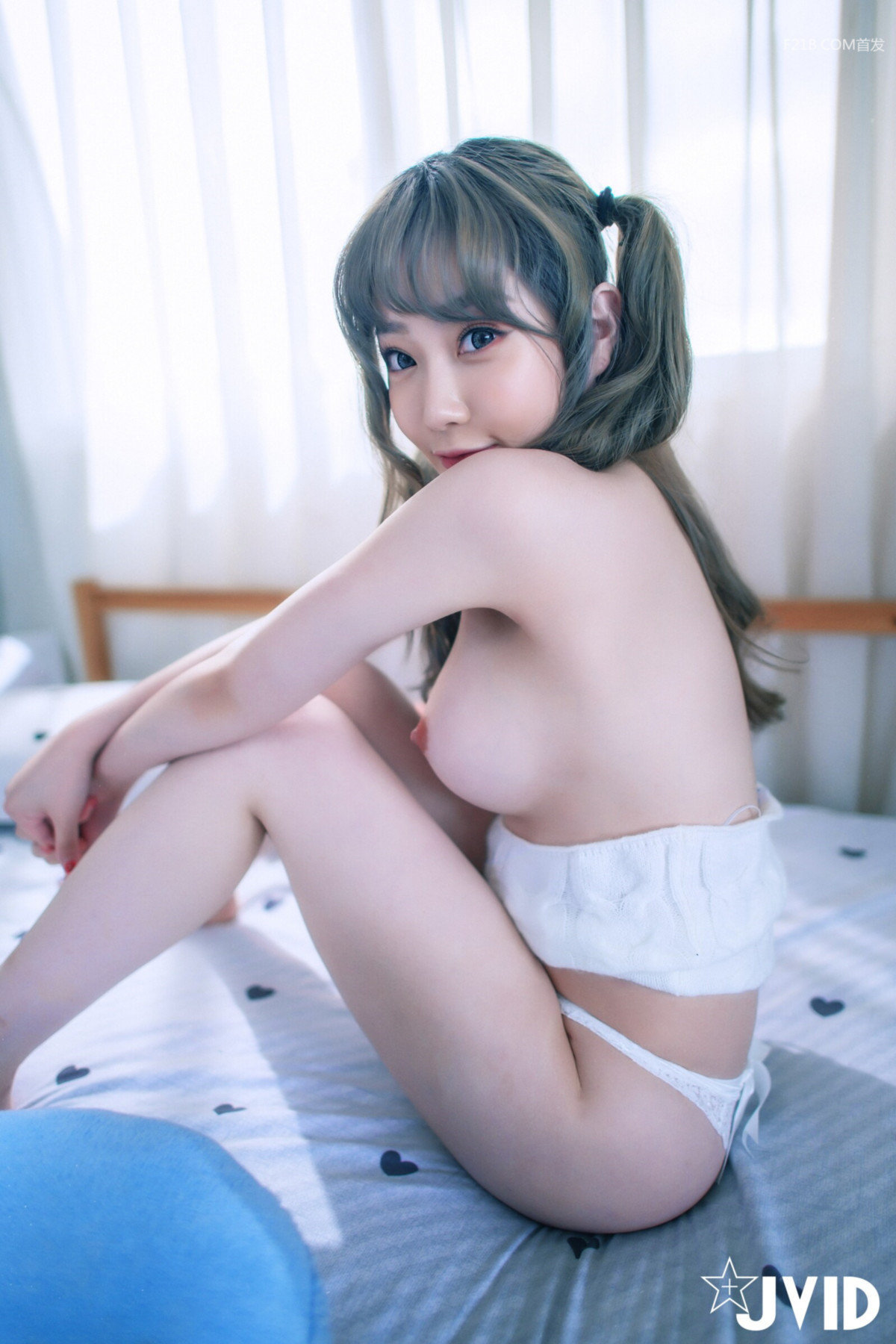 JVID 璃奈醬 – 兄弟一起把玩超美極品充氣娃娃，誤觸開關，一秒變真人 掰超開特寫／粉嫩鮑 Set.04 - P32