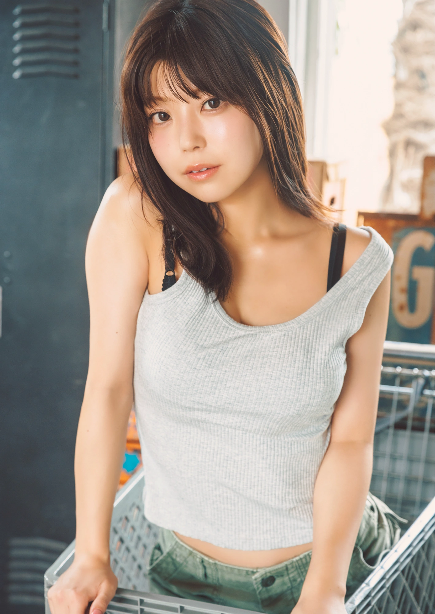Momo Sakura さくらもも, Young Jump 2025 No.43 (ヤングジャンプ 2025年43号) - P8