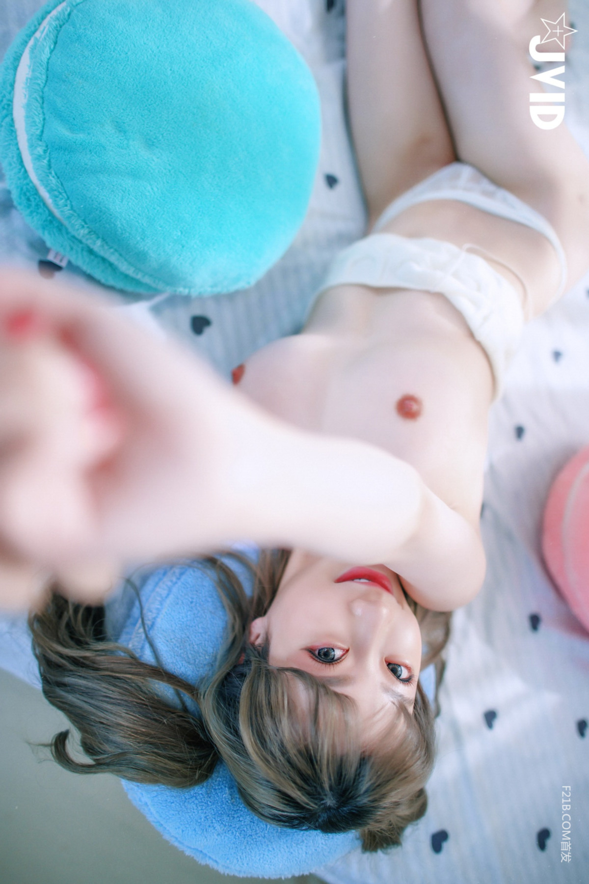 JVID 璃奈醬 – 兄弟一起把玩超美極品充氣娃娃，誤觸開關，一秒變真人 掰超開特寫／想咬一口鮑 Set.04 - P37