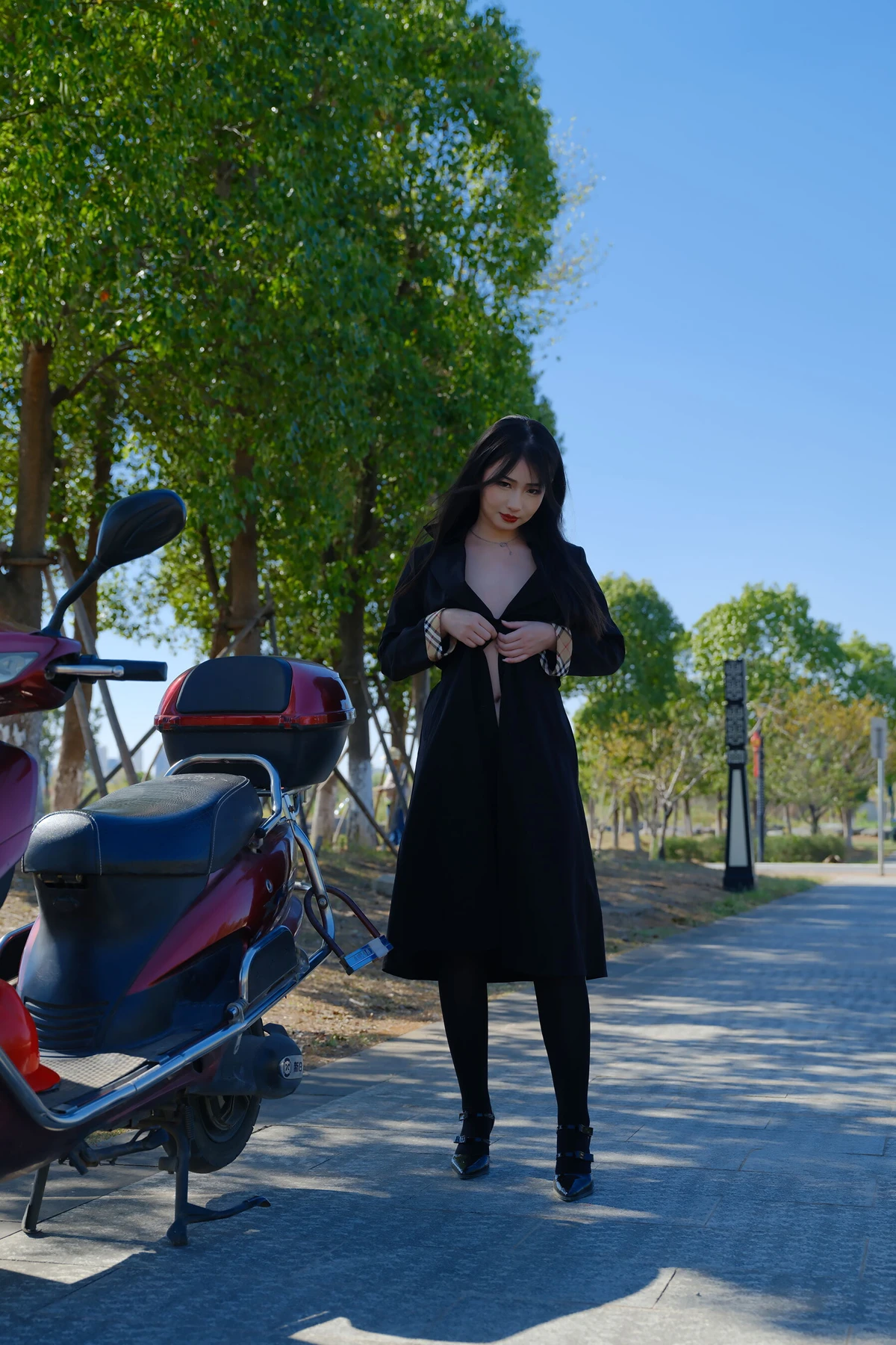小泽 – 黑丝御姐 户外露出 Set.01 - P34