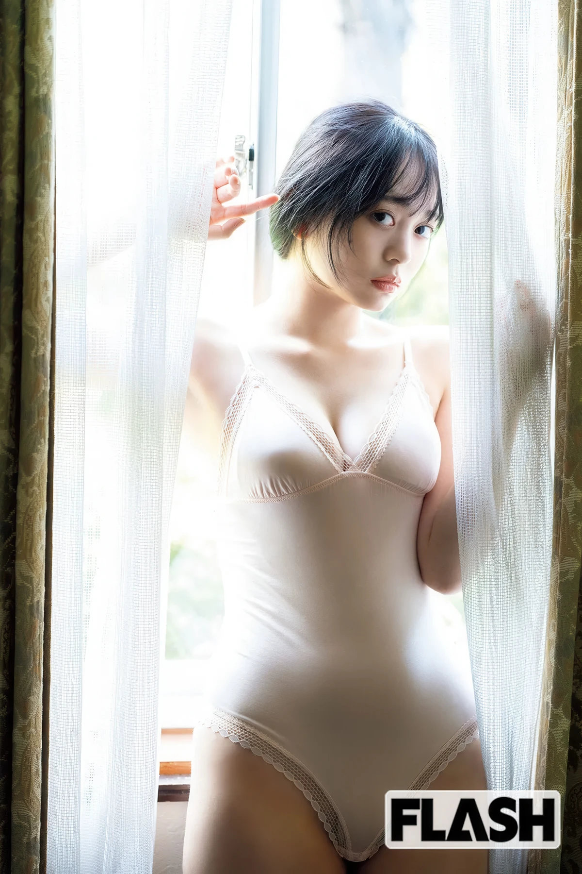 Momo Inoue 井上もも, Mai Horai 蓬莱舞, Sakura Imai 今井春花, FLASH 2025.11.04 (フラッシュ 2025年11月4日号) - P16