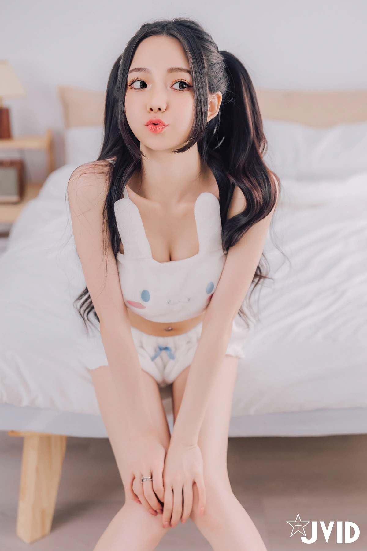JVID 胎尼 & 啾啾 – 啾啾親自開箱豪華AI情慾娃娃Tiny🥵真人比例完美粉嫩E奶💦激情互動舌吻揉奶樣樣來🔞 Set.01 - P18