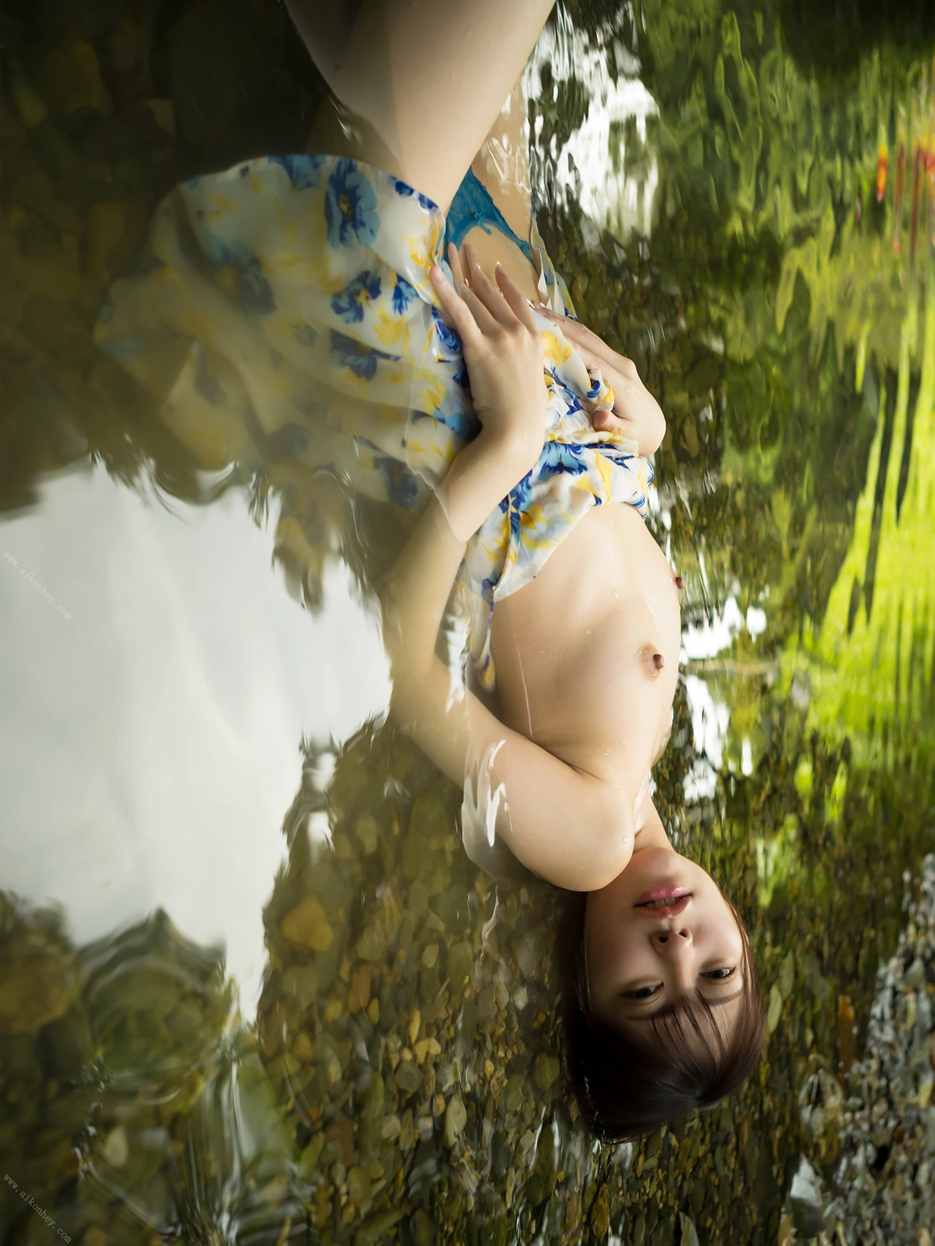 Hinako Mori 森日向子, ヌード写真集 「夏 駆ける 空 Blue sky Blue」 Set.01 - P8