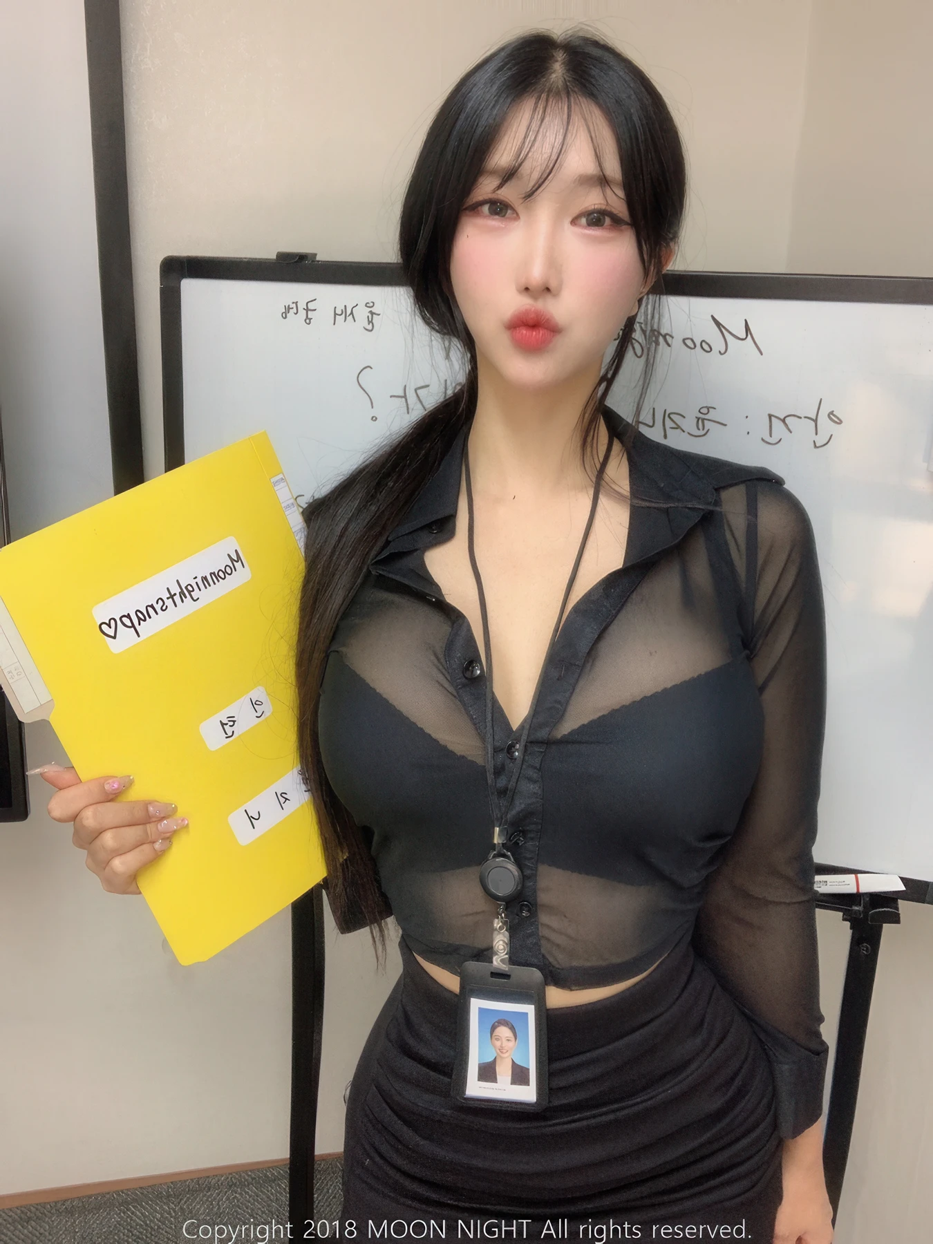 Yunjin 챌이, Moon Night Snap Photobook 「In The Office」 - P9