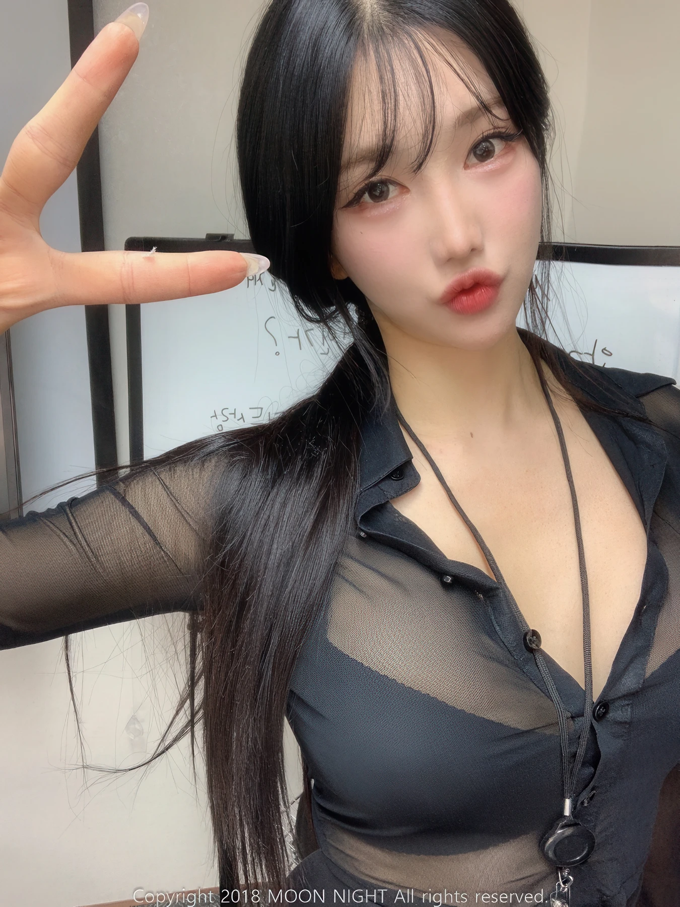 Yunjin 챌이, Moon Night Snap Photobook 「In The Office」 - P10