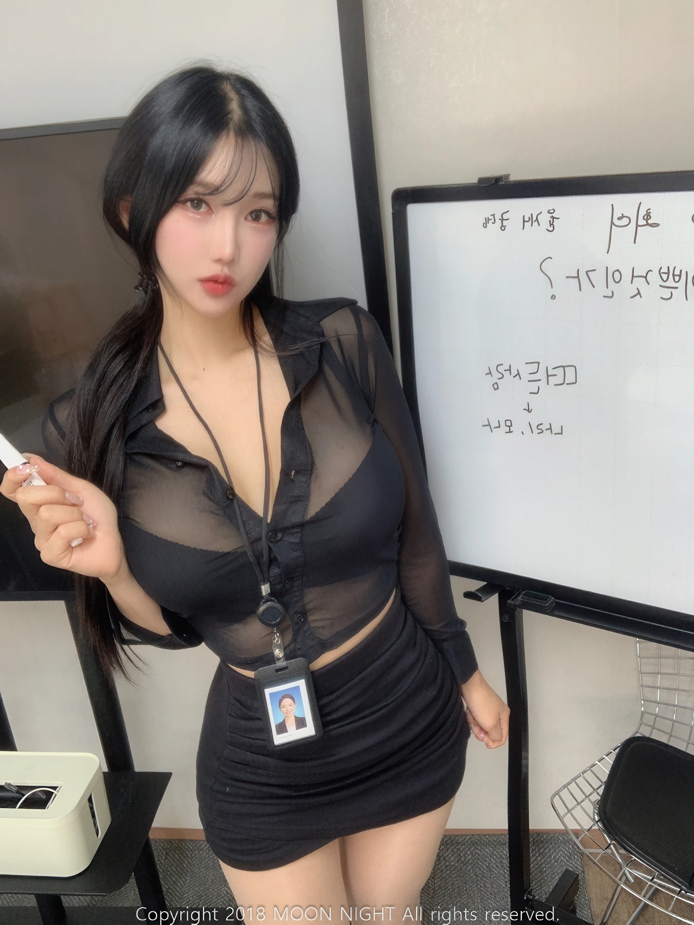 Yunjin 챌이, Moon Night Snap Photobook 「In The Office」 - P13