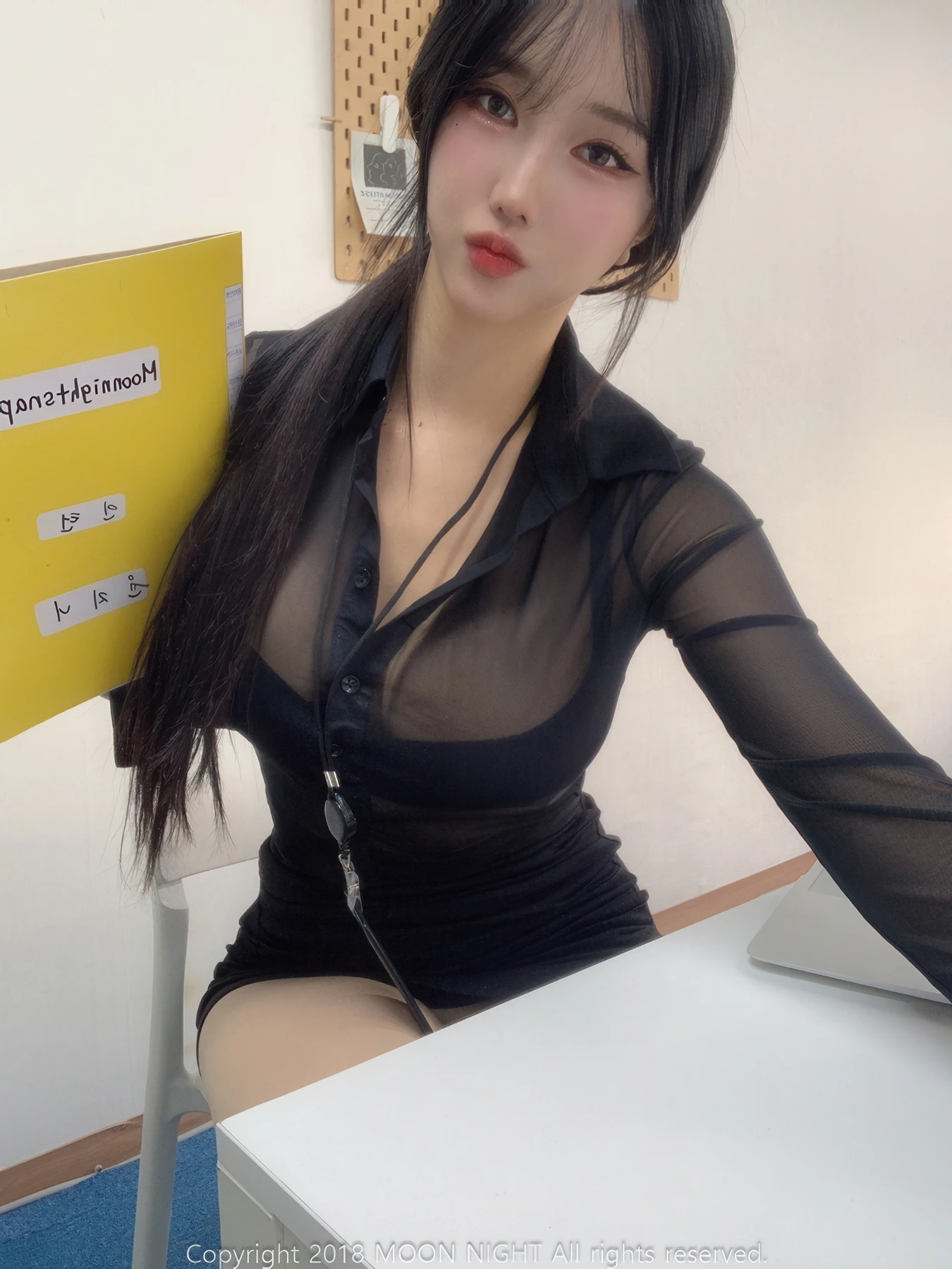 Yunjin 챌이, Moon Night Snap Photobook 「In The Office」 - P14