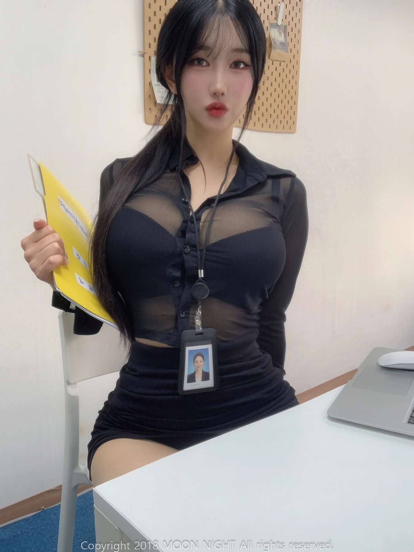 Yunjin 챌이, Moon Night Snap Photobook 「In The Office」 - P15