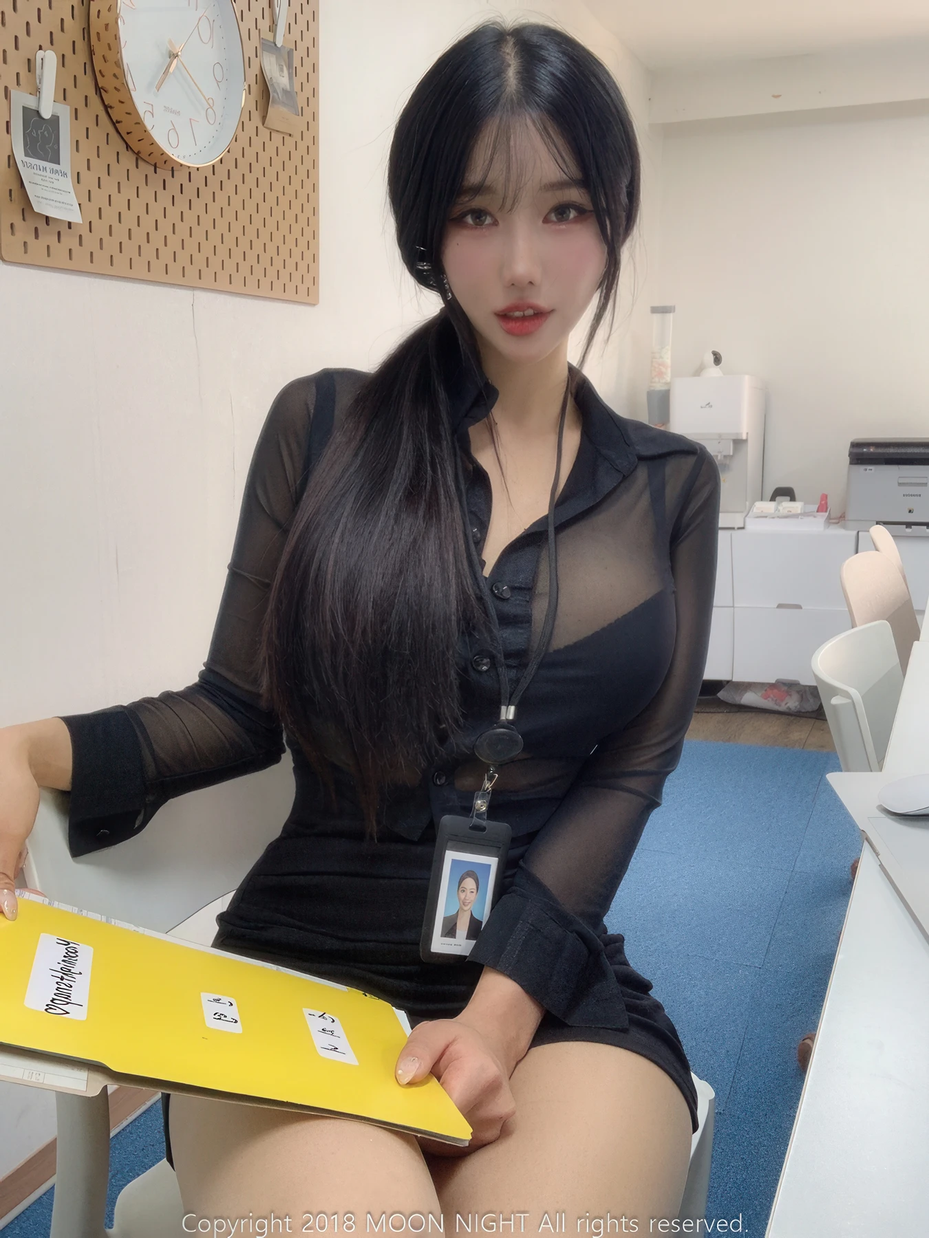 Yunjin 챌이, Moon Night Snap Photobook 「In The Office」 - P17