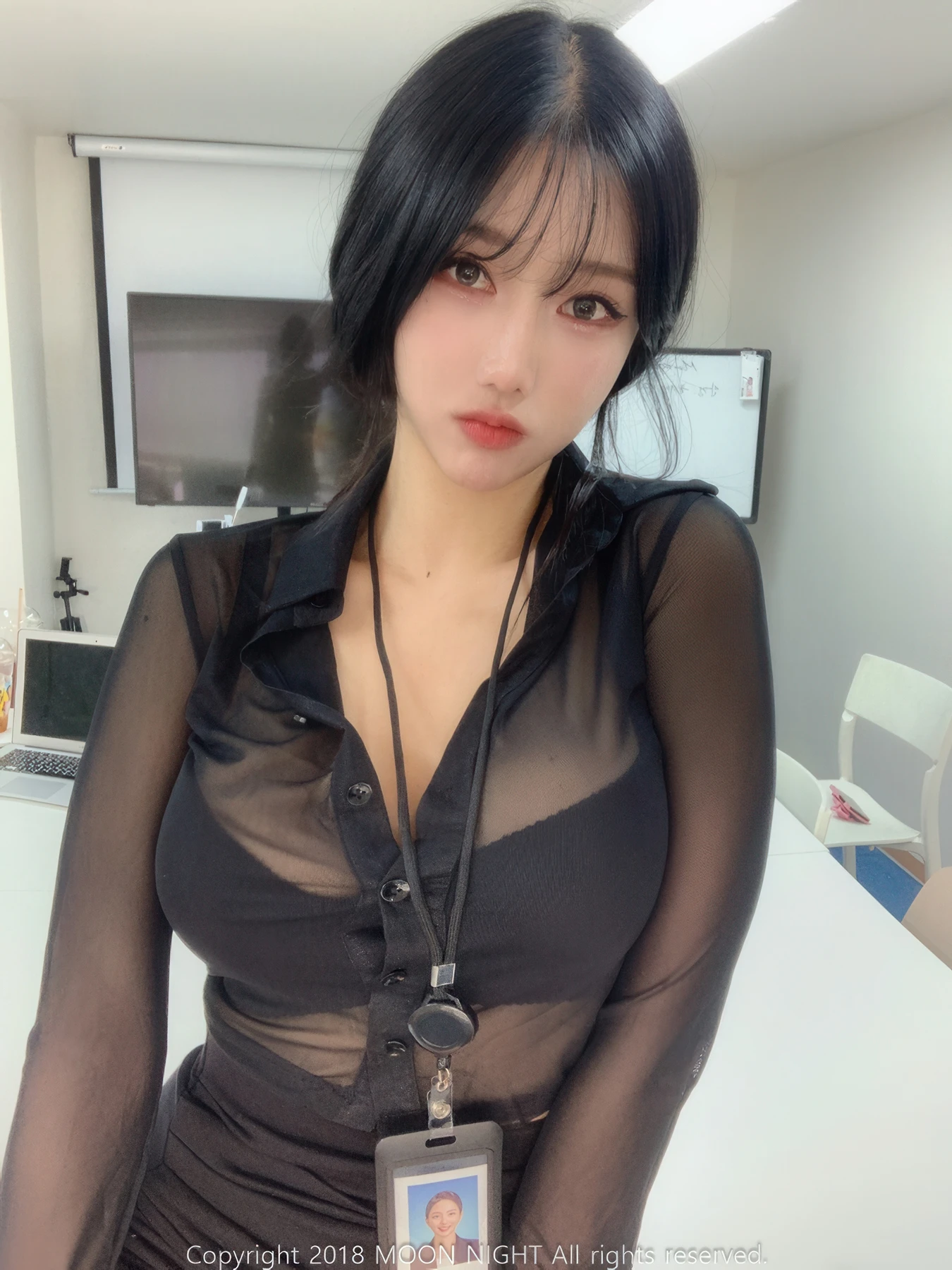 Yunjin 챌이, Moon Night Snap Photobook 「In The Office」 - P1