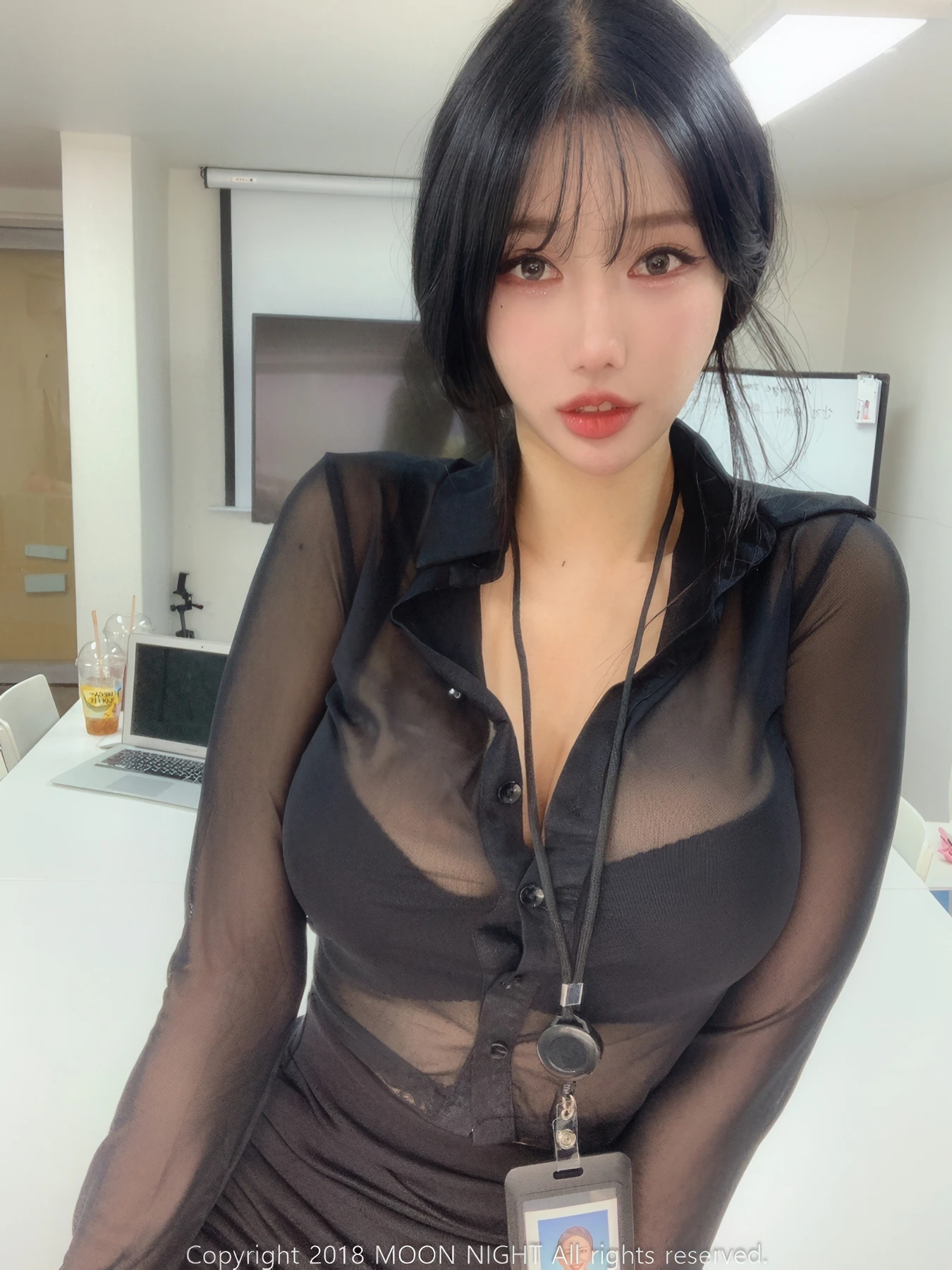 Yunjin 챌이, Moon Night Snap Photobook 「In The Office」 - P2