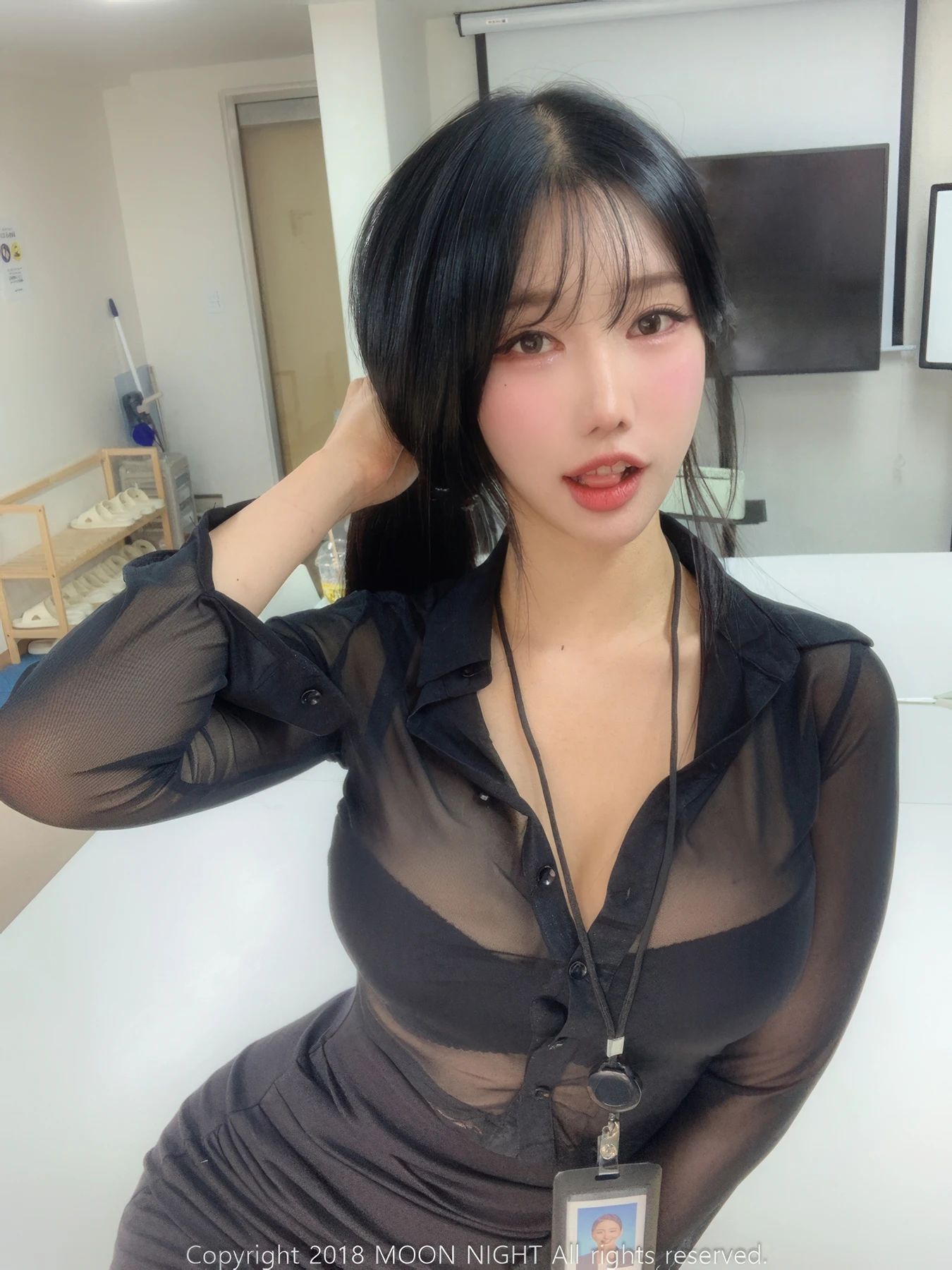 Yunjin 챌이, Moon Night Snap Photobook 「In The Office」 - P3