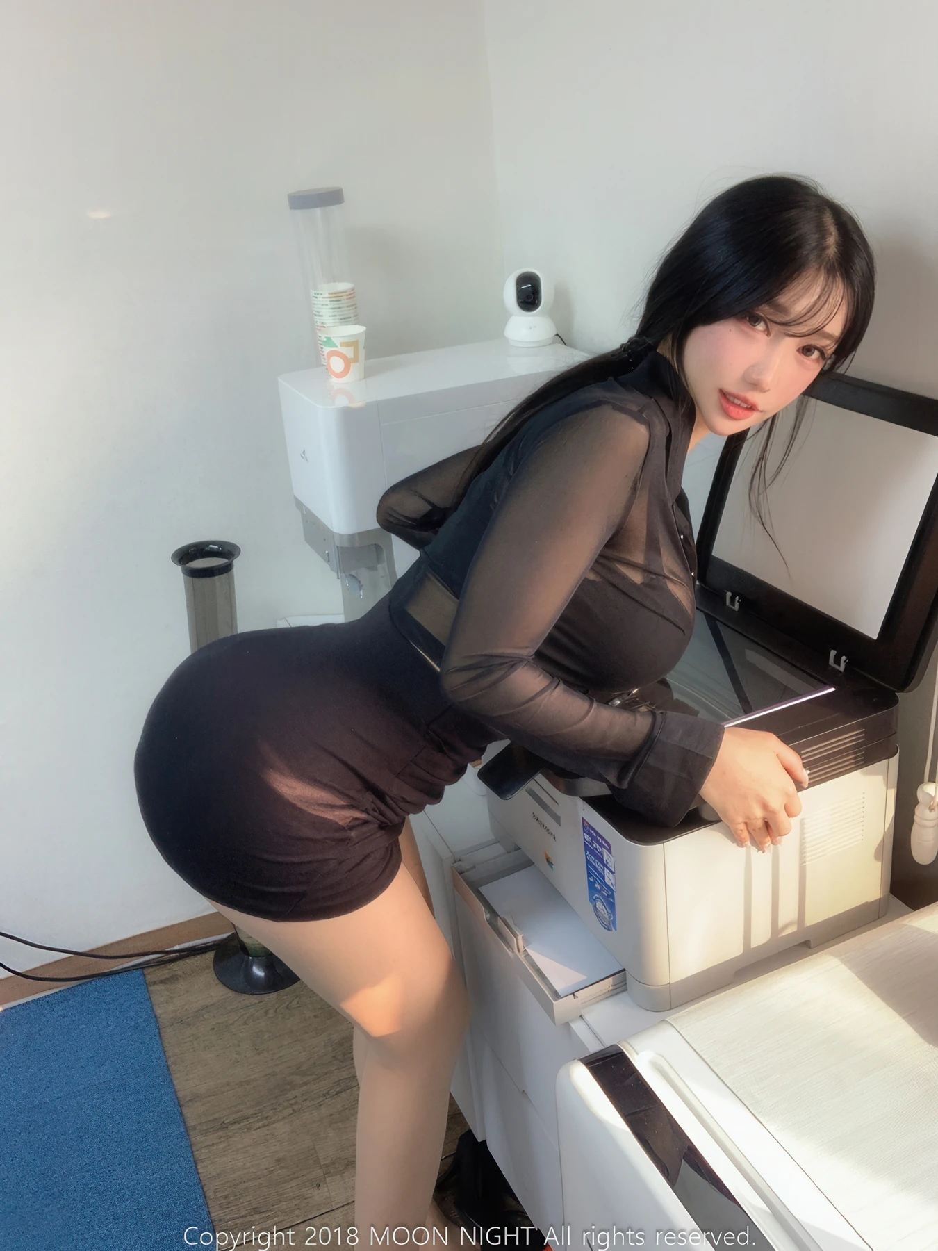 Yunjin 챌이, Moon Night Snap Photobook 「In The Office」 - P6
