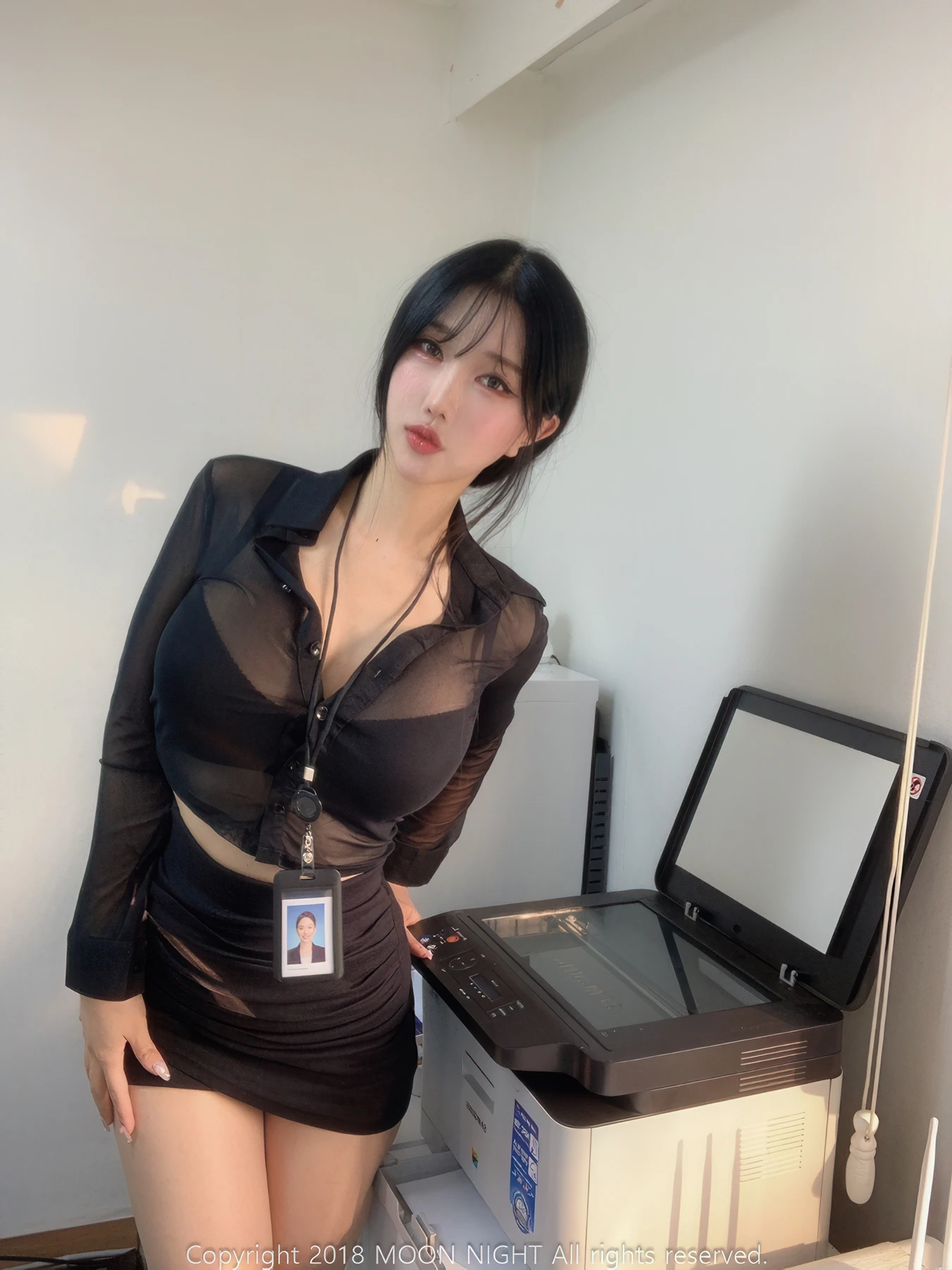 Yunjin 챌이, Moon Night Snap Photobook 「In The Office」 - P7
