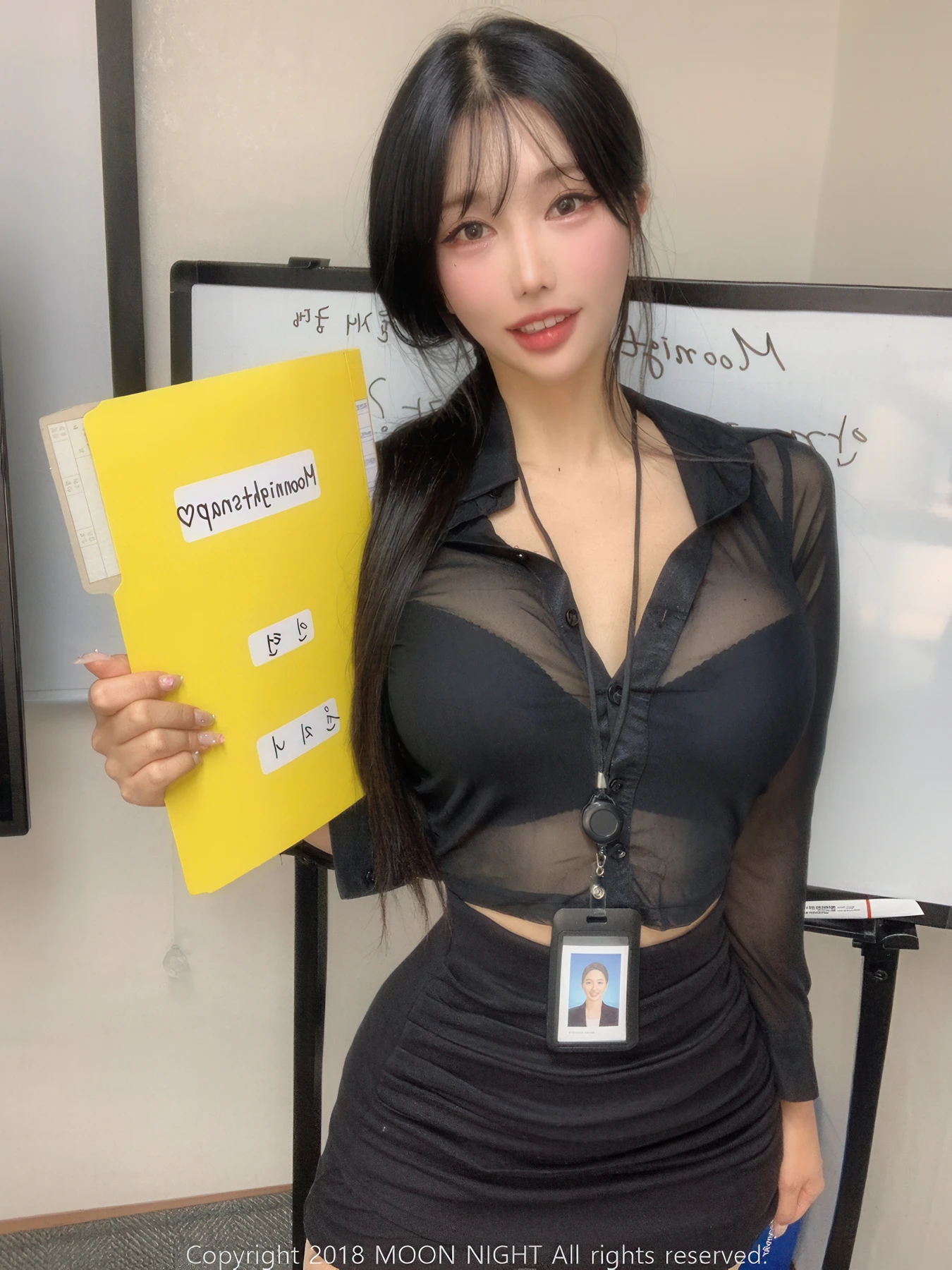 Yunjin 챌이, Moon Night Snap Photobook 「In The Office」 - P8