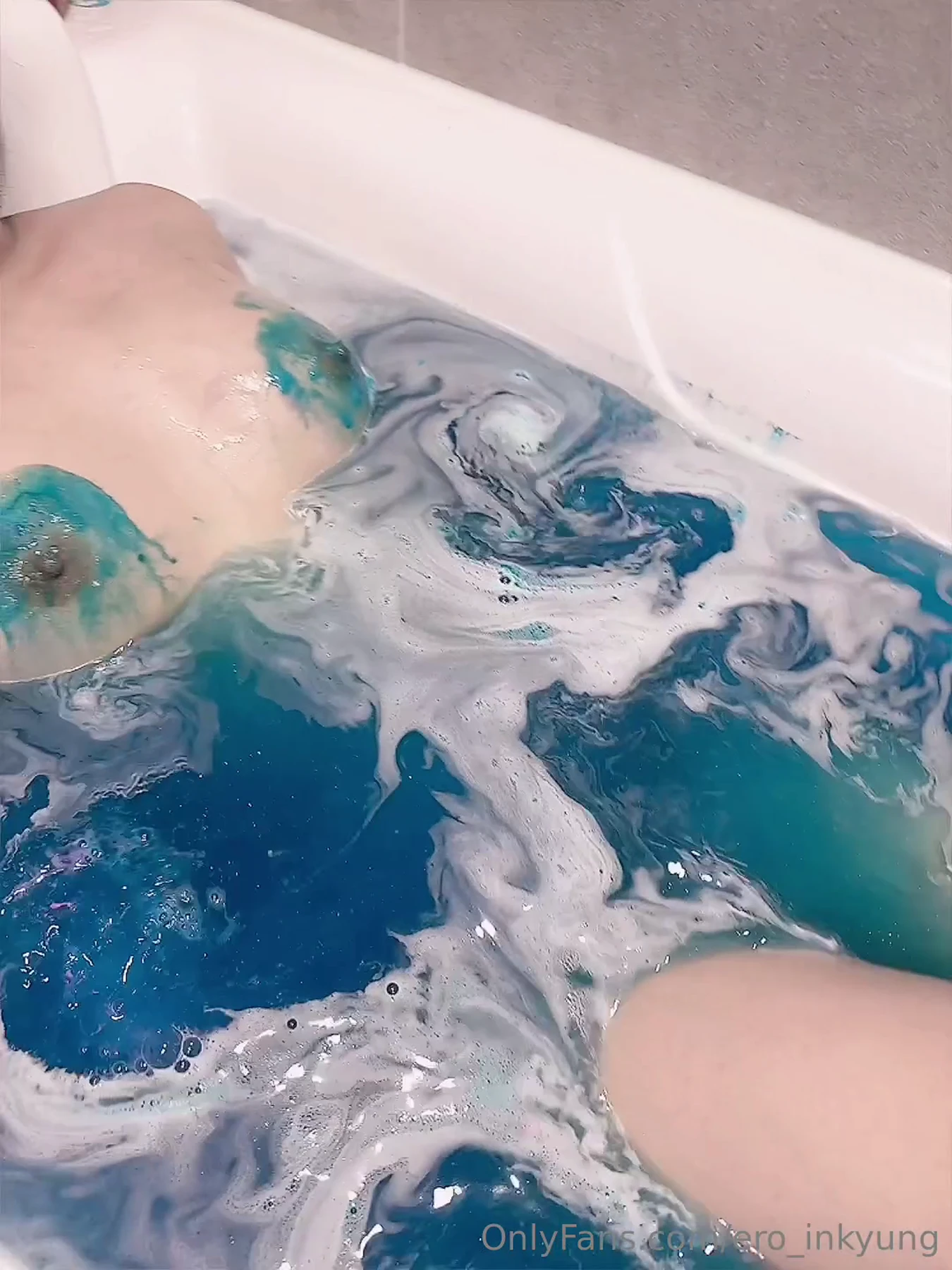Kang Inkyung 강인경, PhotoBook 「최근 작품 욕조」 - P43