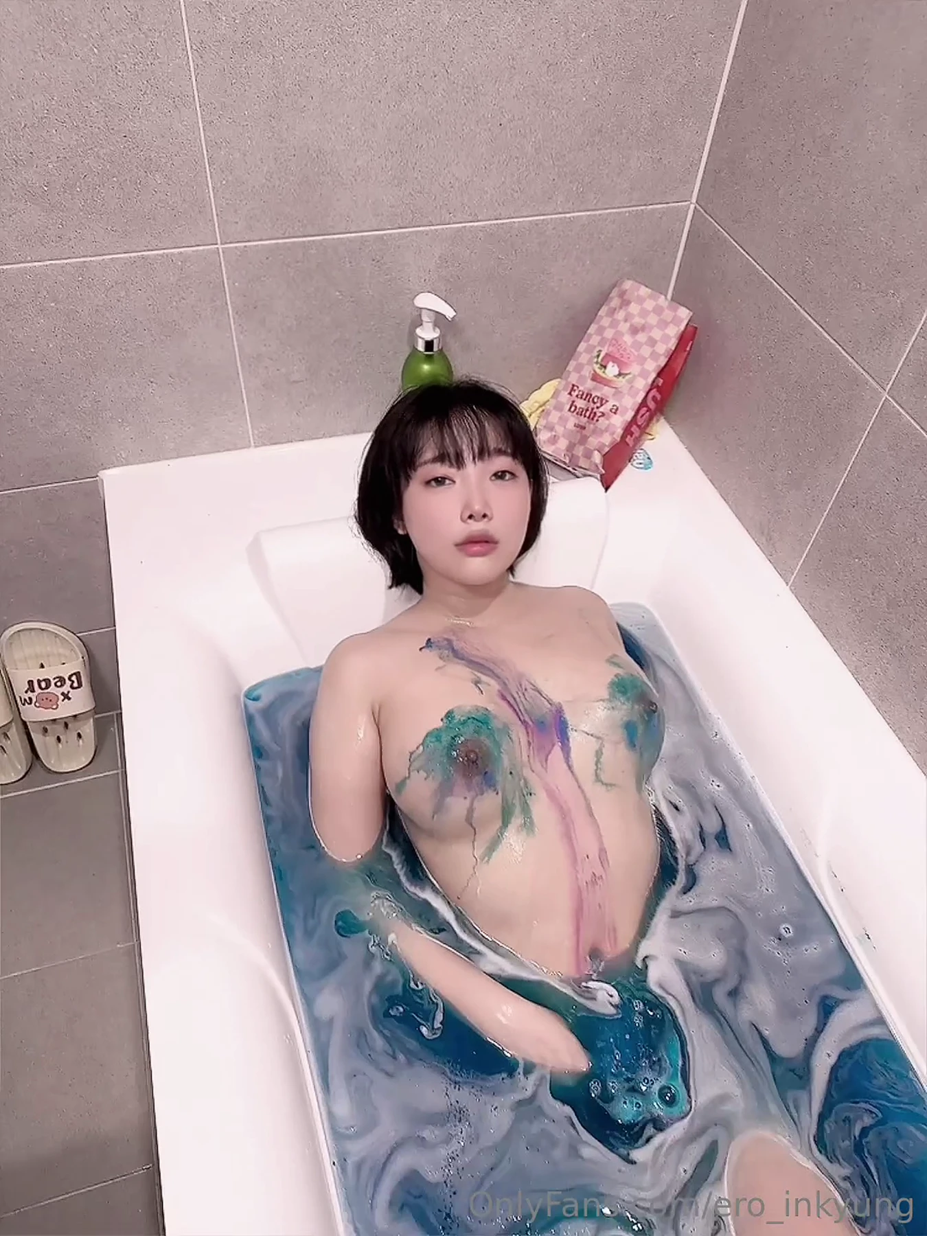 Kang Inkyung 강인경, PhotoBook 「최근 작품 욕조」 - P44