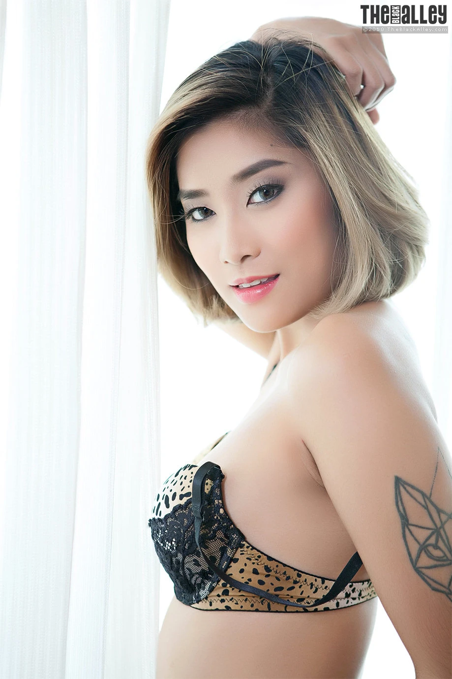 Apple – The Black Alley Photobook Set.25 - P18