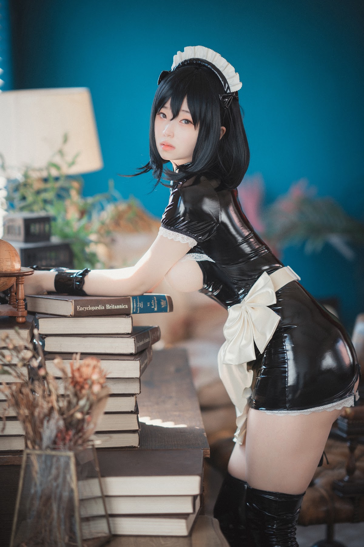 DJAWA Photo – Bambi (밤비) – Femme de Chambre en Latex - P16