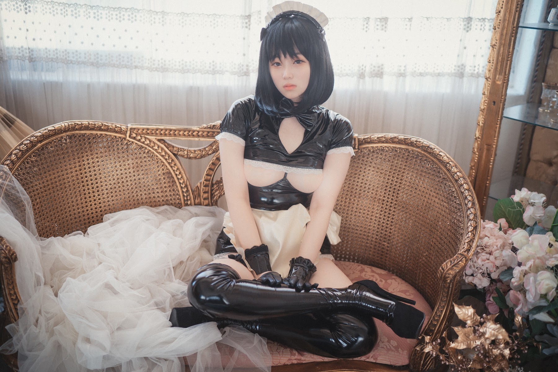 DJAWA Photo – Bambi (밤비) – Femme de Chambre en Latex - P50
