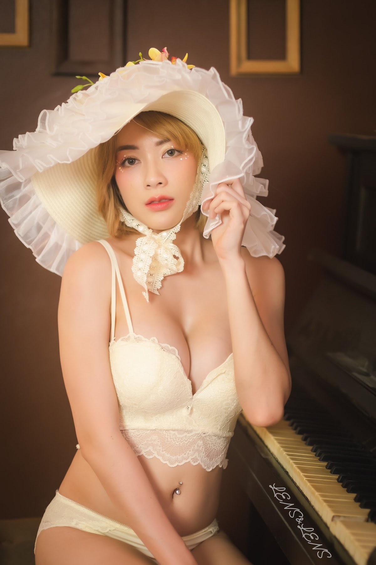 LENS LENS Photography P1 - P213