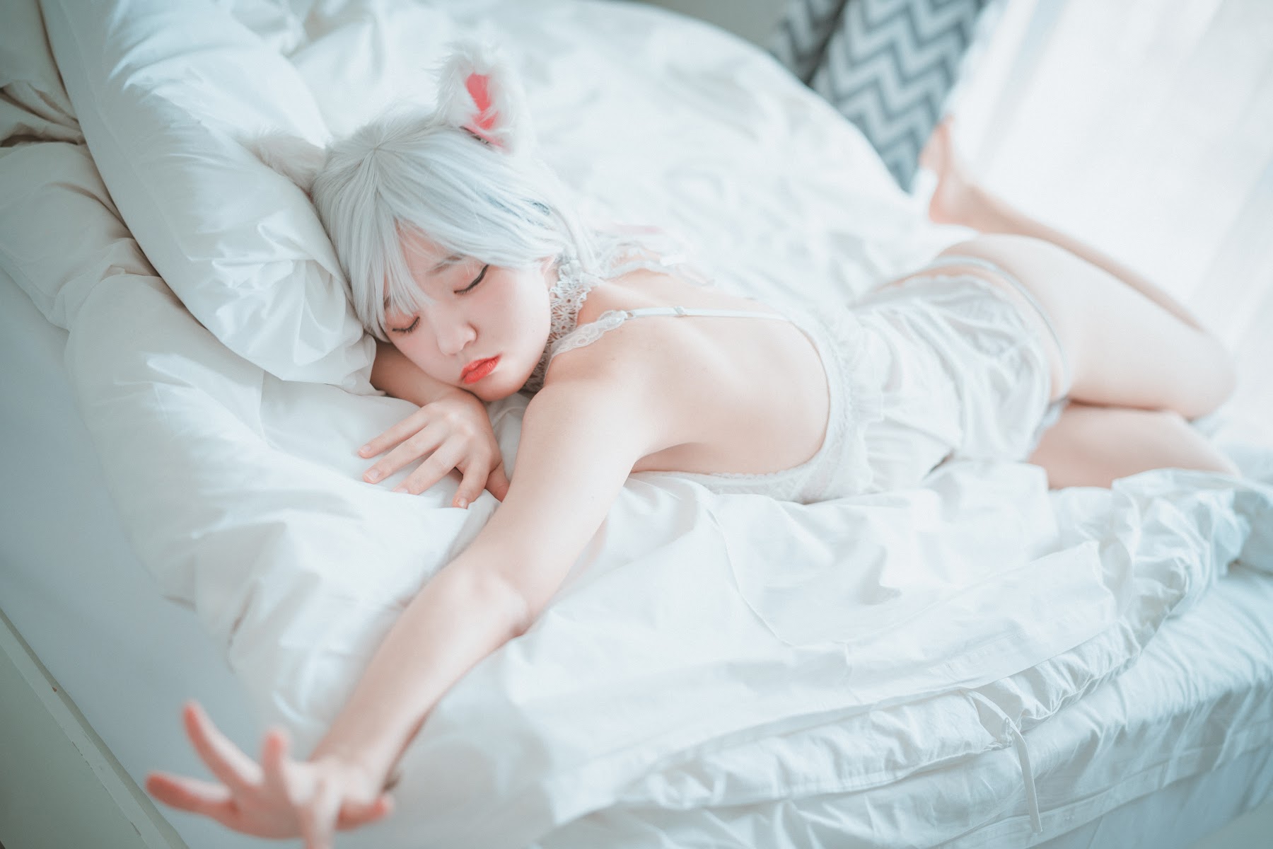 DJAWA Photo – Jeong Jenny (정제니) – Schwarz und Wei Katzenmädchen - P13