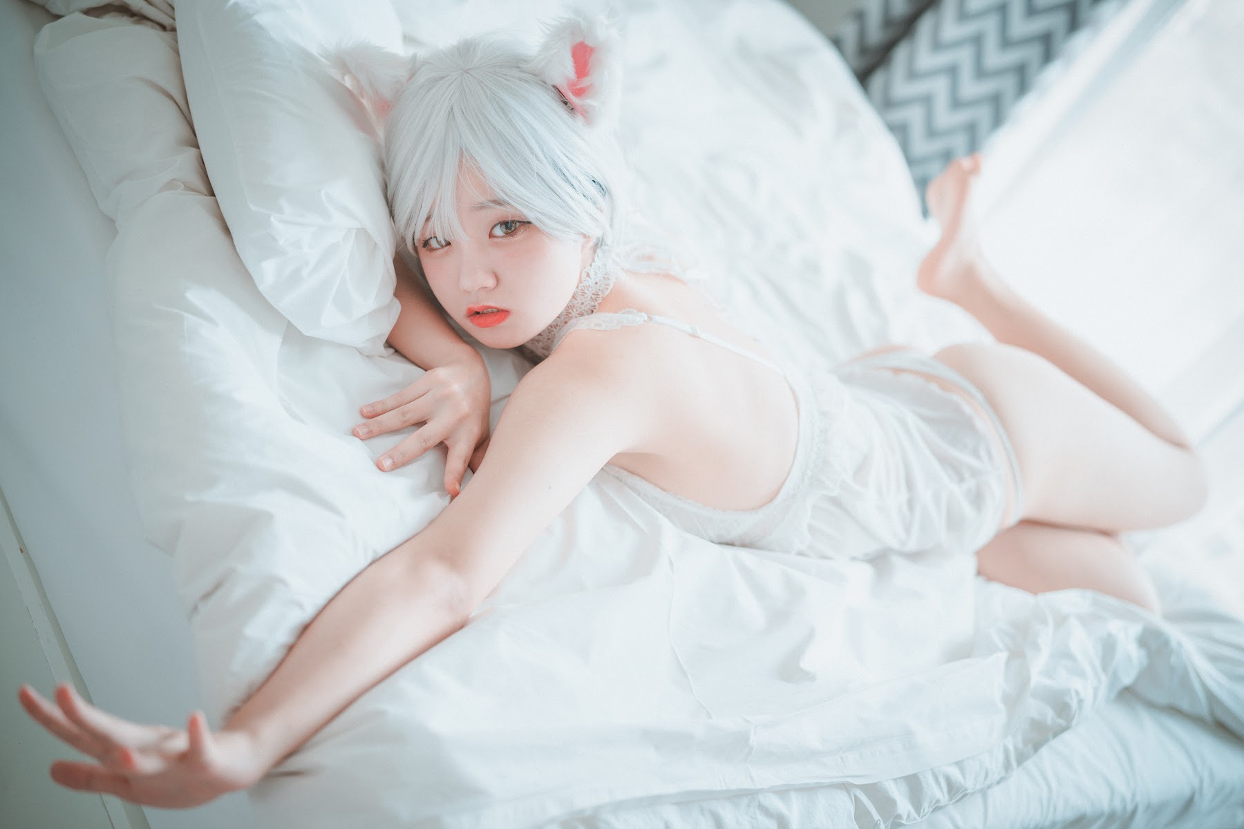DJAWA Photo – Jeong Jenny (정제니) – Schwarz und Wei Katzenmädchen - P15