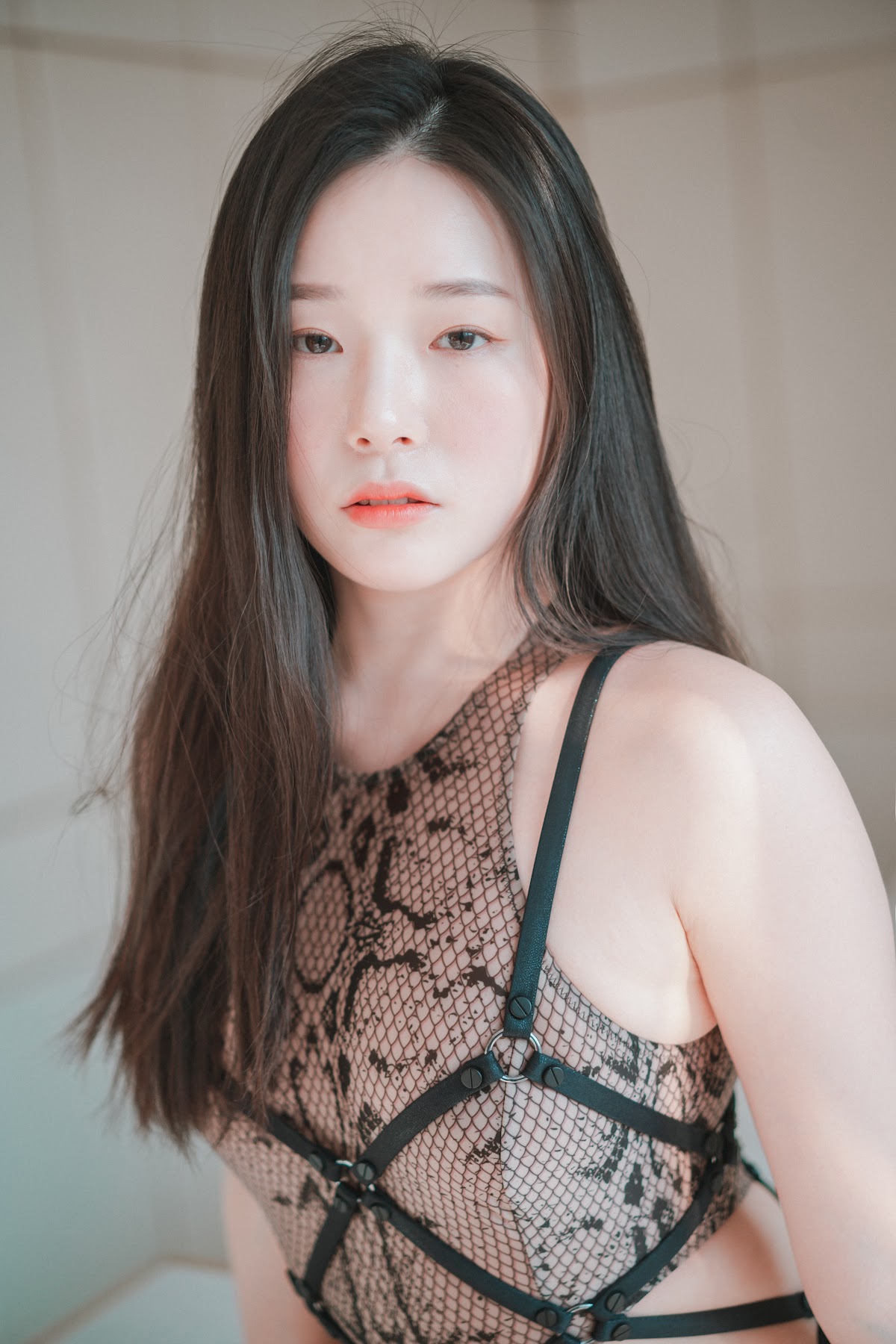 DJAWA Photo – Pia (피아) – Black Cat & Gold Python - P23