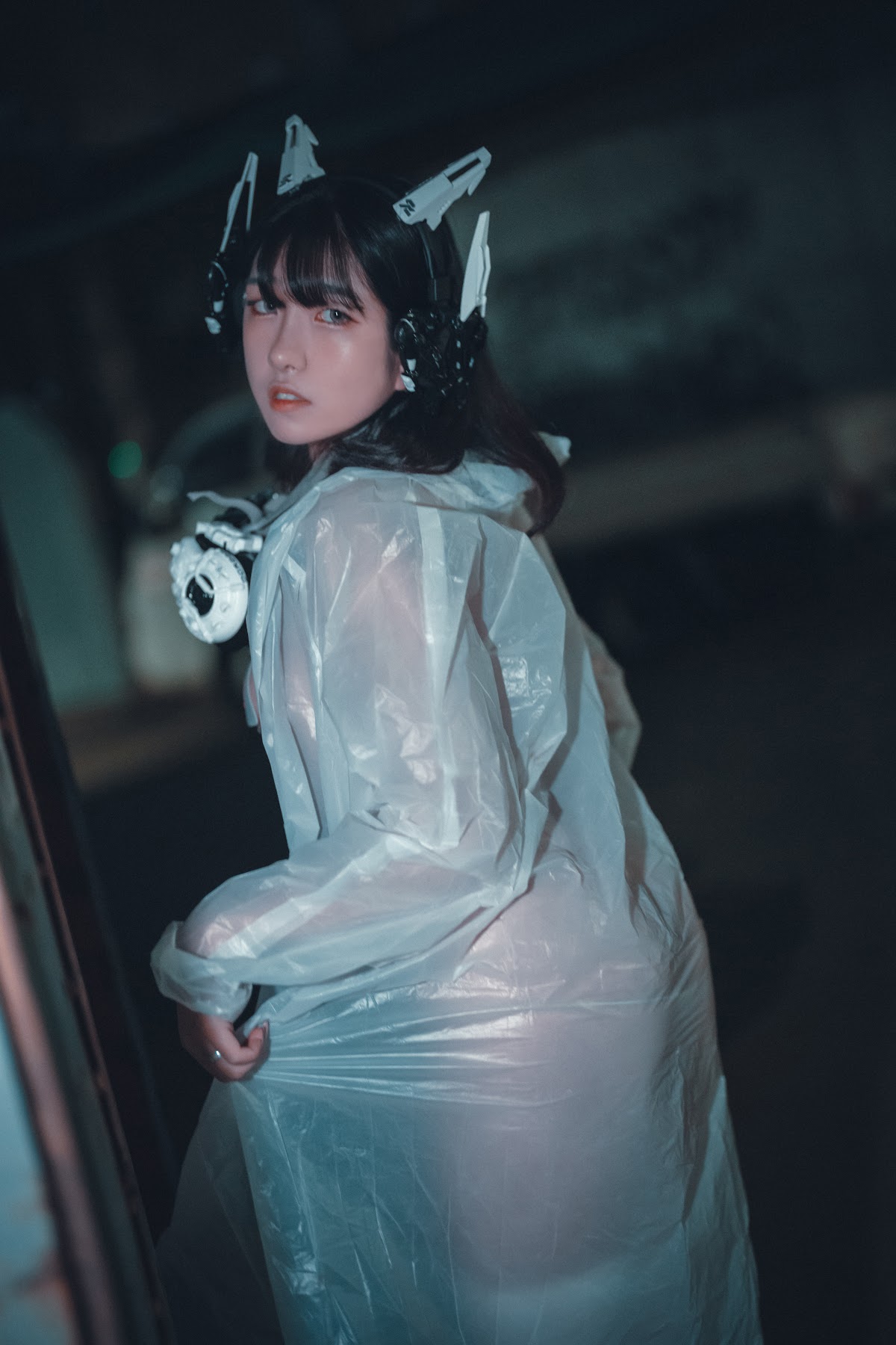 DJAWA Photo – Sonson (손손) – Vagabundo de la Noche (Masked-girl in raincoat) - P49