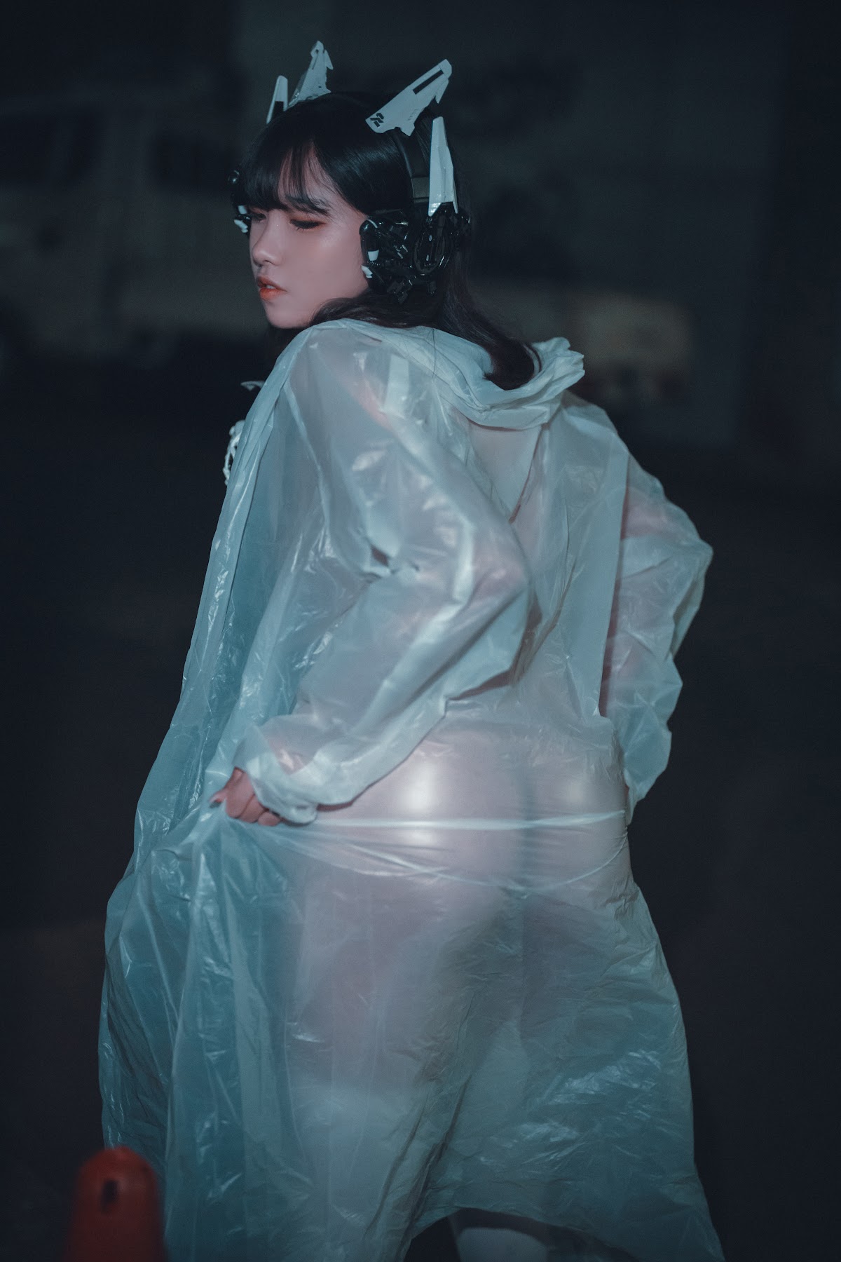 DJAWA Photo – Sonson (손손) – Vagabundo de la Noche (Masked-girl in raincoat) - P52