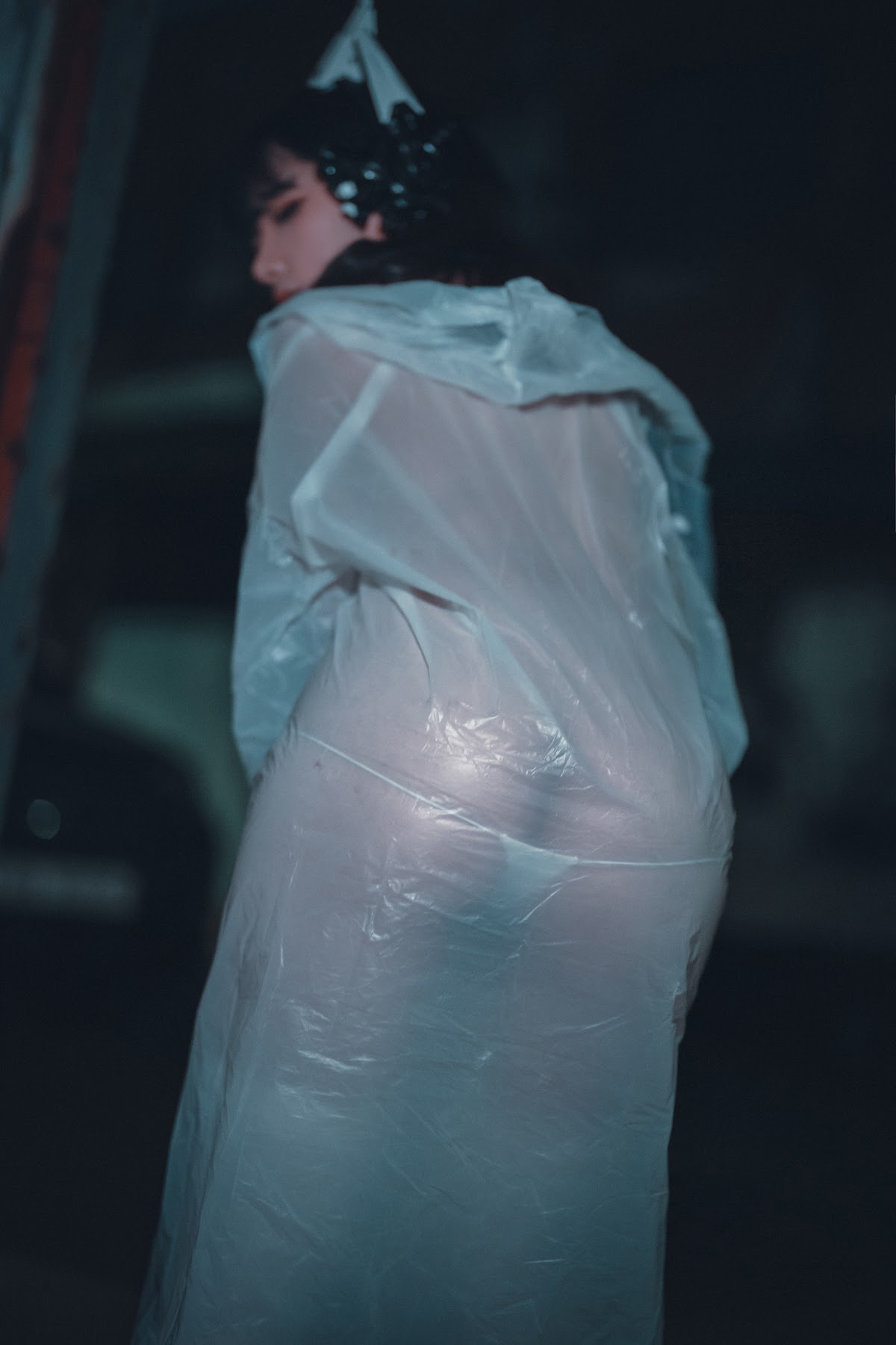 DJAWA Photo – Sonson (손손) – Vagabundo de la Noche (Masked-girl in raincoat) - P55