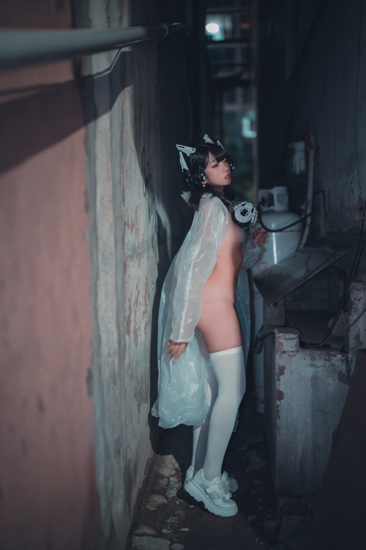 DJAWA Photo – Sonson (손손) – Vagabundo de la Noche (Masked-girl in raincoat) - P56
