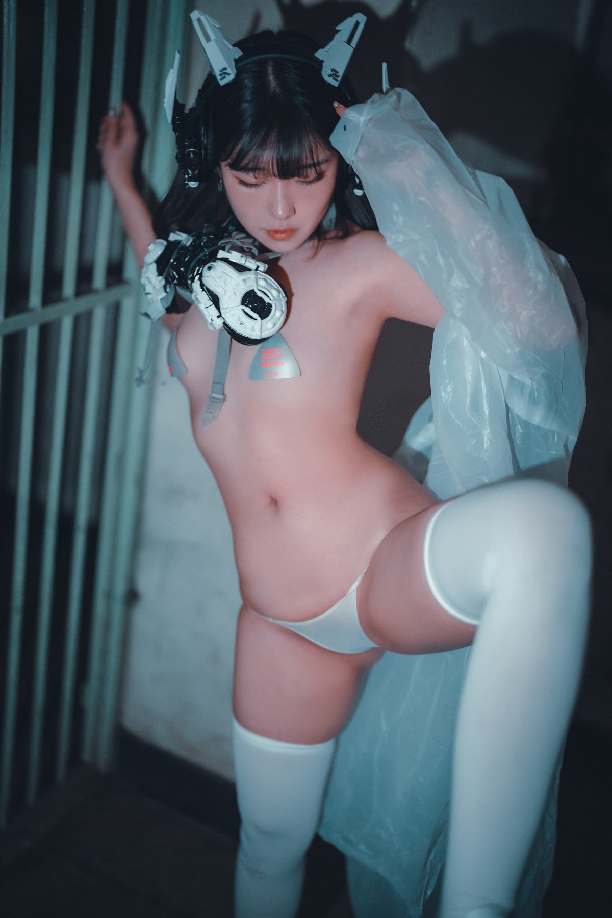 DJAWA Photo – Sonson (손손) – Vagabundo de la Noche (Masked-girl in raincoat) - P66