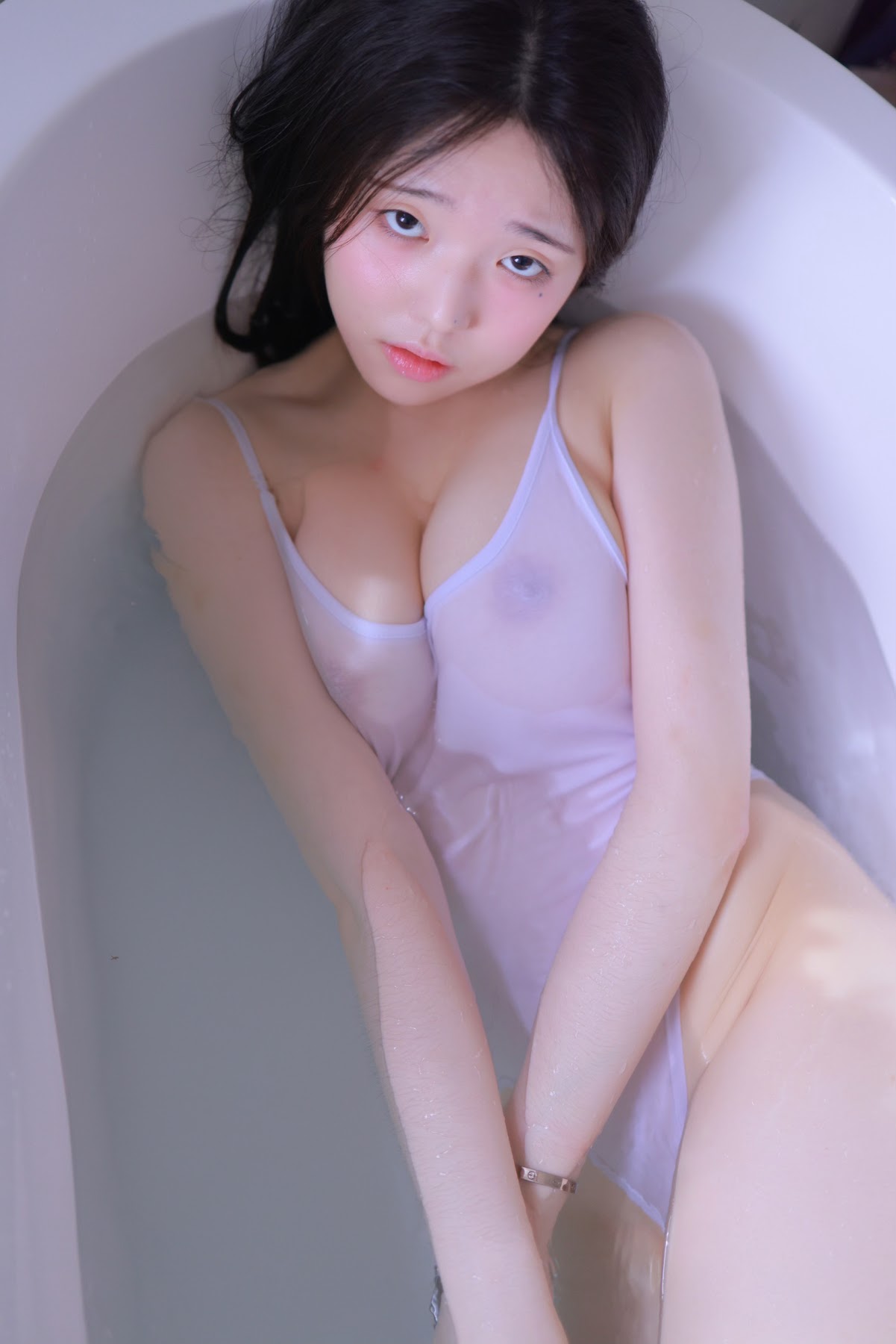 Yeon Woo (연우) – Bath Tub - P176