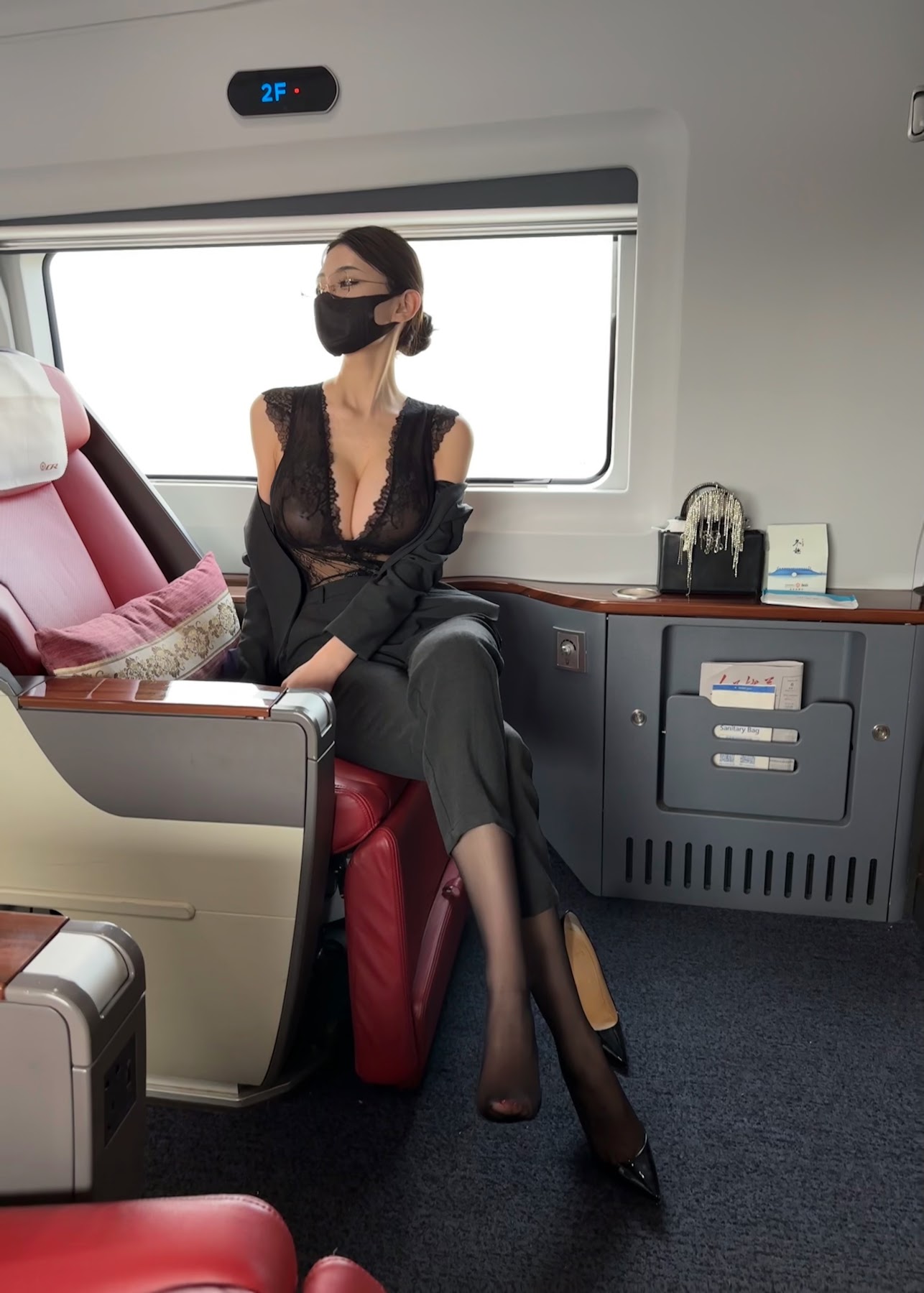 Coser@脸红Dearie – 动车上的艳女 - P37
