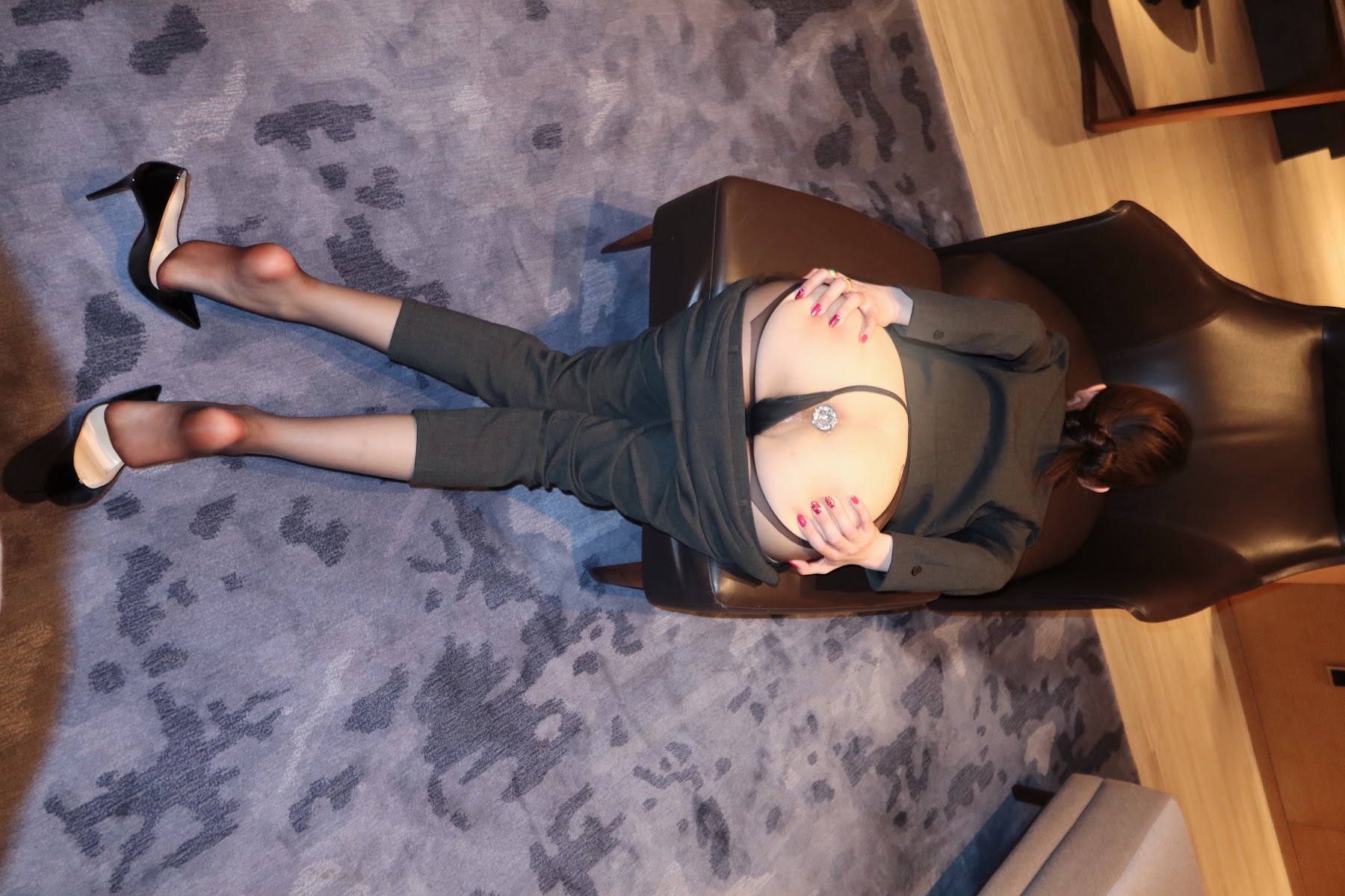 Coser@脸红Dearie – 动车上的艳女 - P51