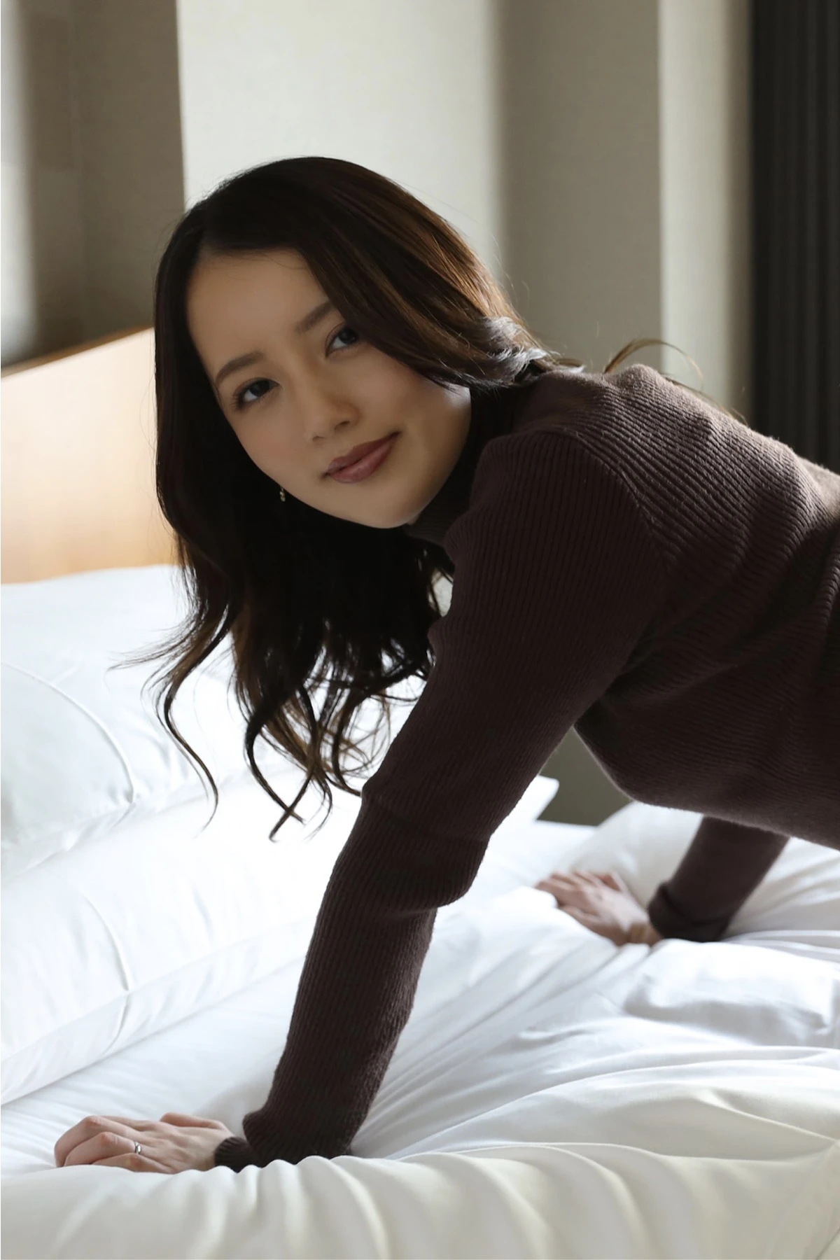 Kana Fuji 藤かんな, 写真集 開業医の妻で元モデルという美貌の持ち主 - P9