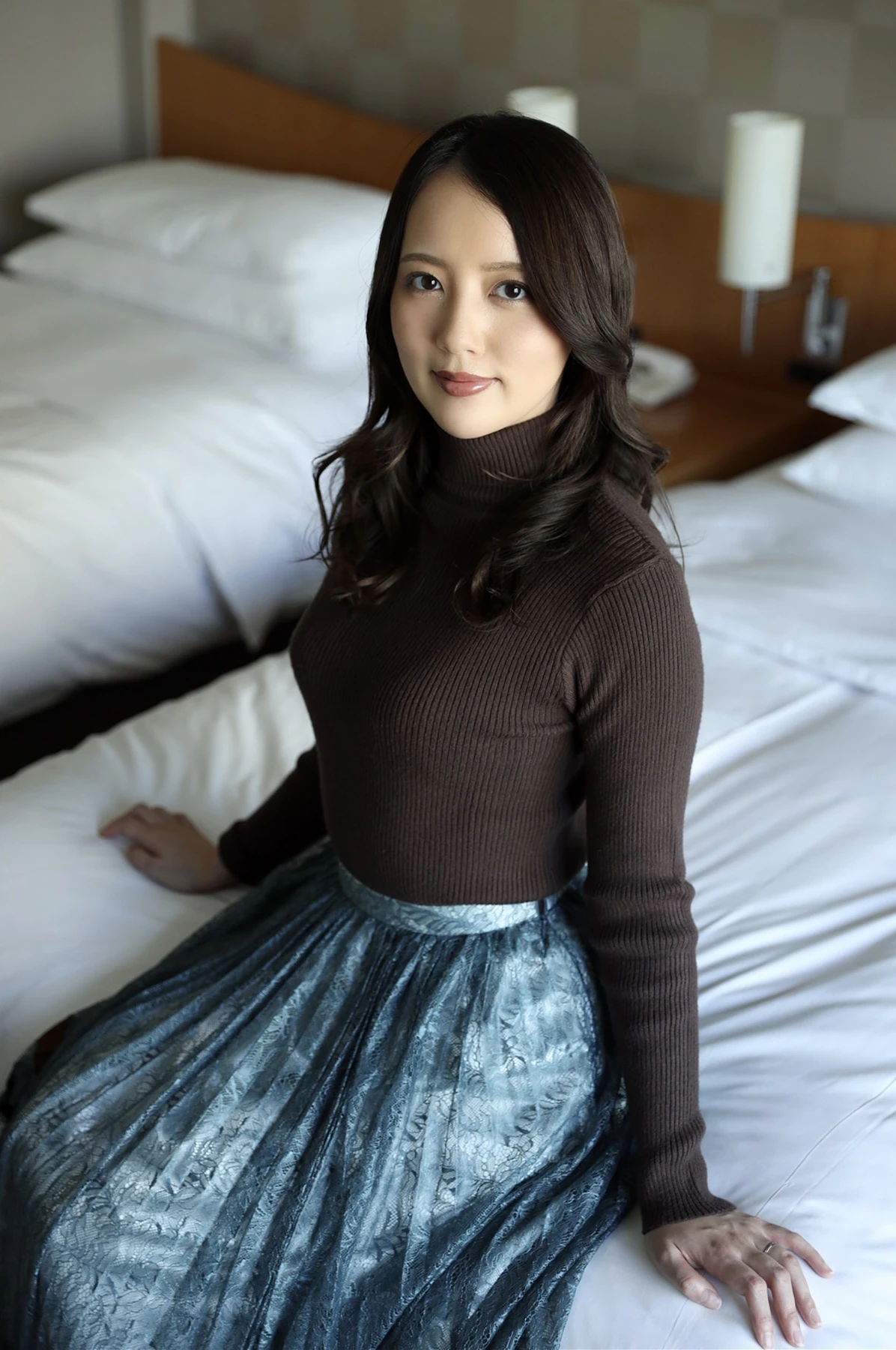 Kana Fuji 藤かんな, 写真集 開業医の妻で元モデルという美貌の持ち主 - P2