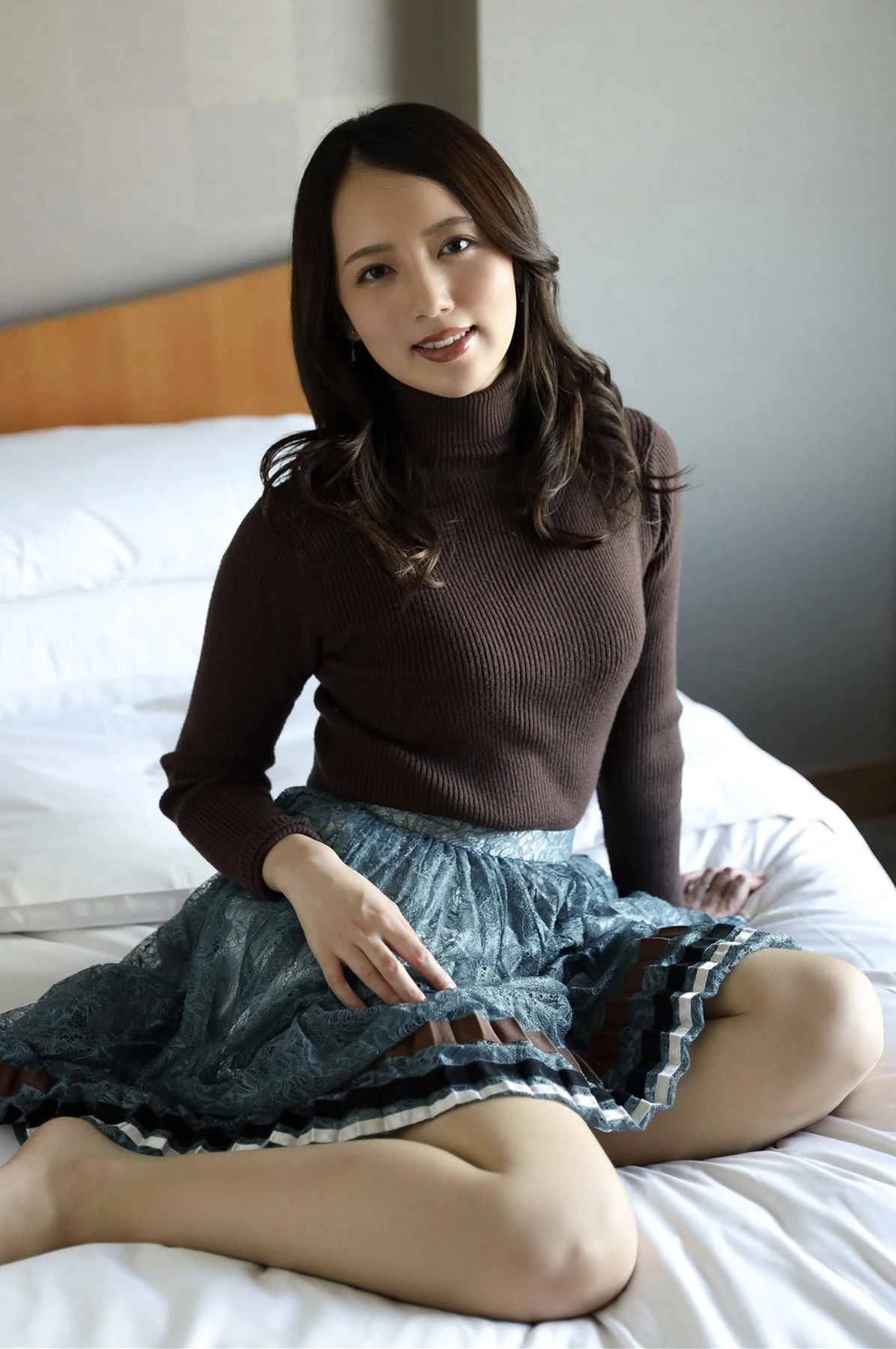 Kana Fuji 藤かんな, 写真集 開業医の妻で元モデルという美貌の持ち主 - P4