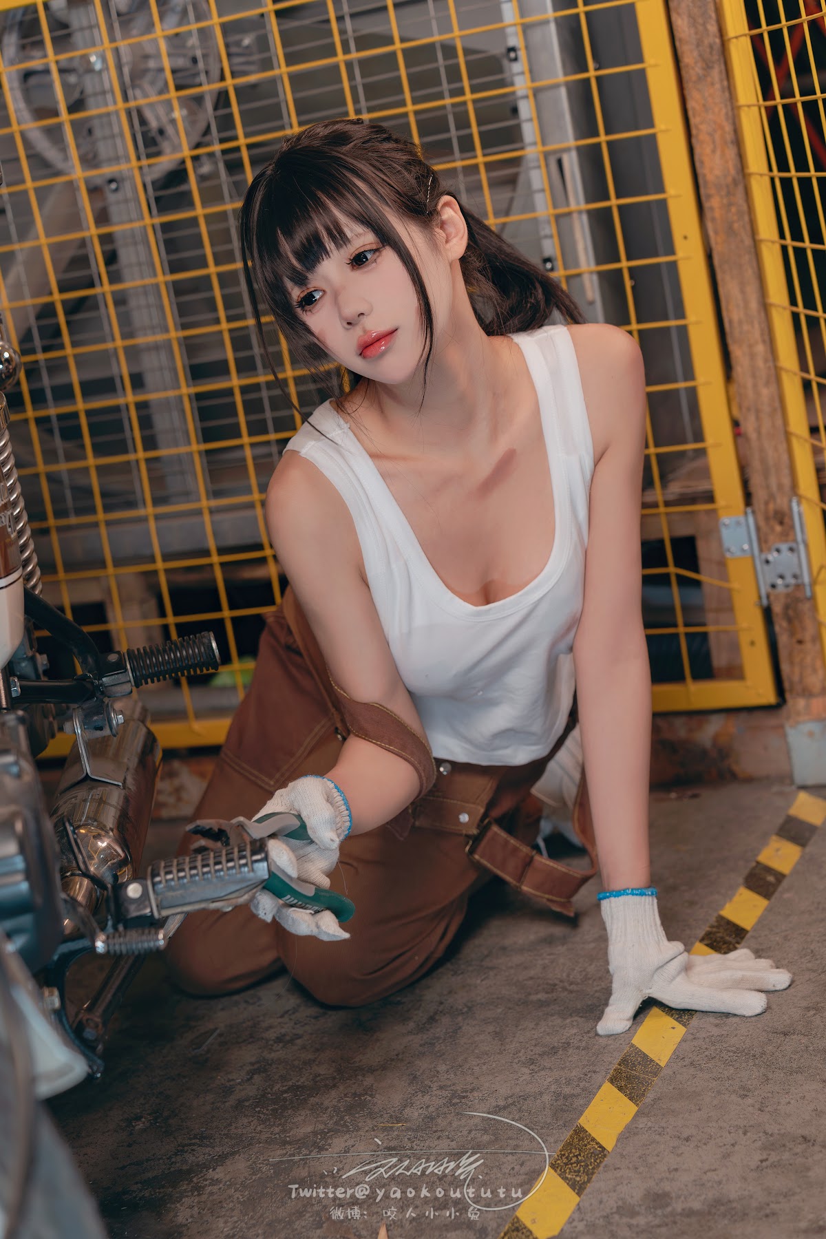 Coser@黏黏团子兔 – 机车修理工 Shake it - P15
