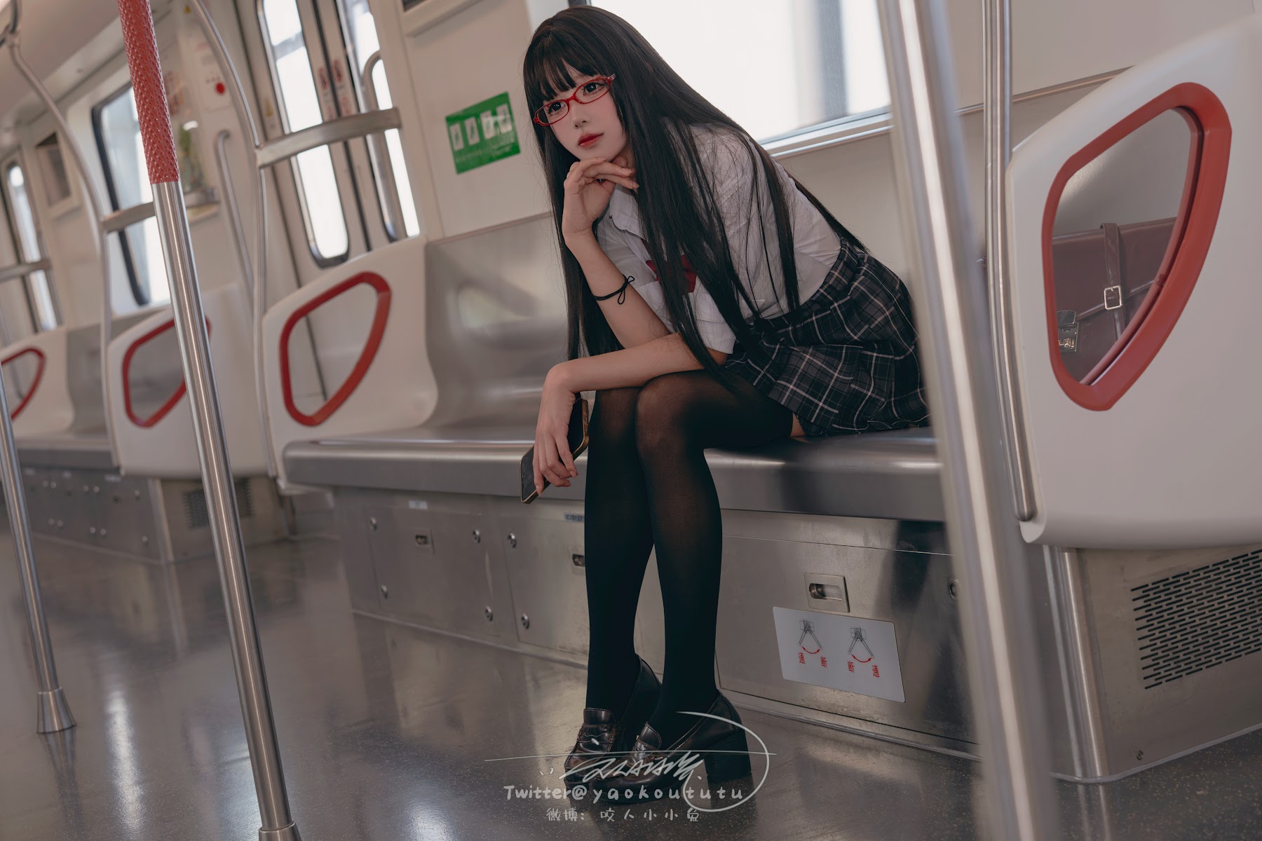 Coser@黏黏团子兔 – 电车惊魂& 期待 - P4