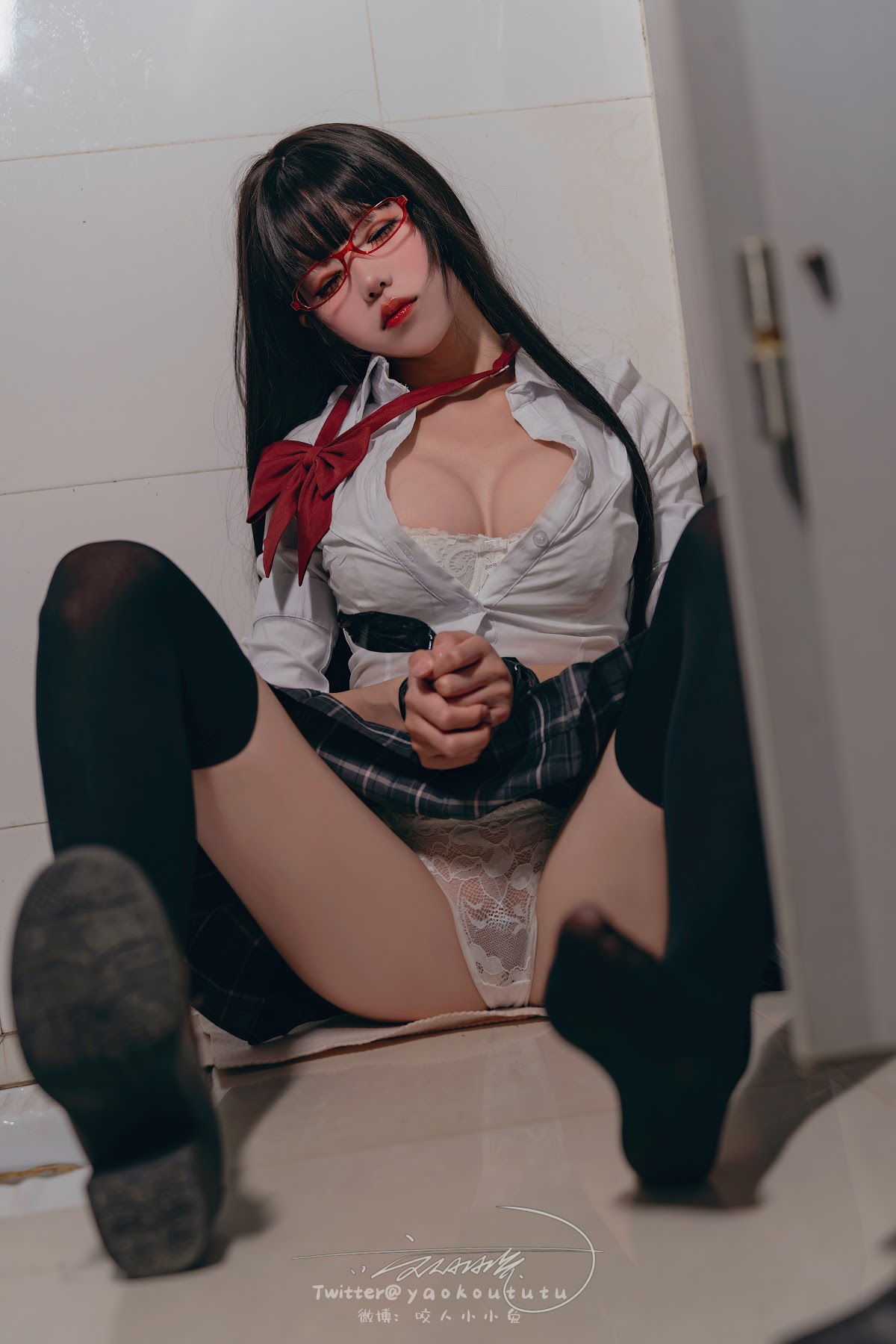 Coser@黏黏团子兔 – 电车惊魂& 期待 - P52
