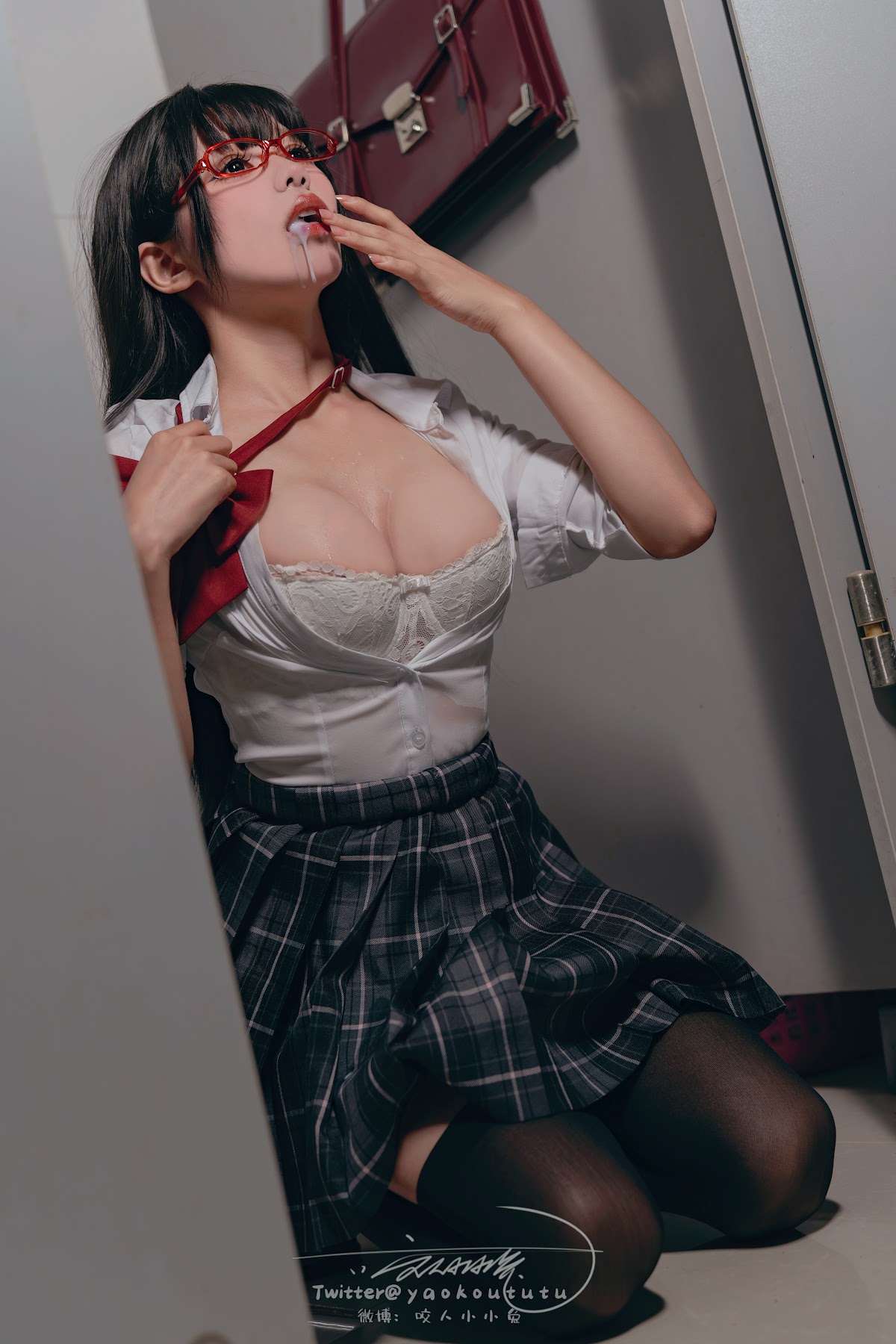 Coser@黏黏团子兔 – 电车惊魂& 期待 - P55