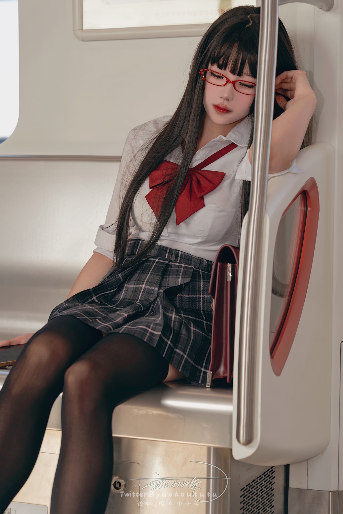 Coser@黏黏团子兔 – 电车惊魂& 期待 - P5