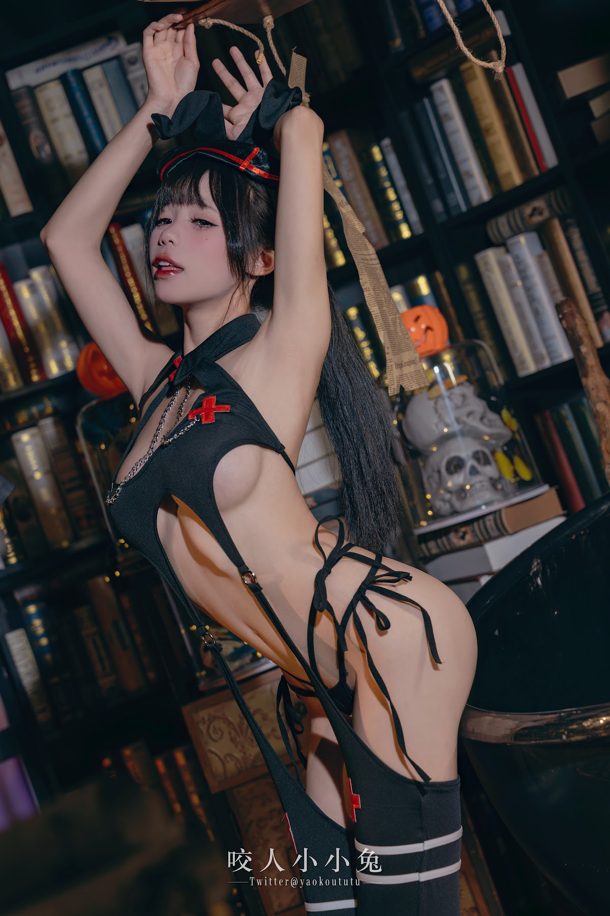 Coser@黏黏团子兔 – 万圣节看护士 - P13