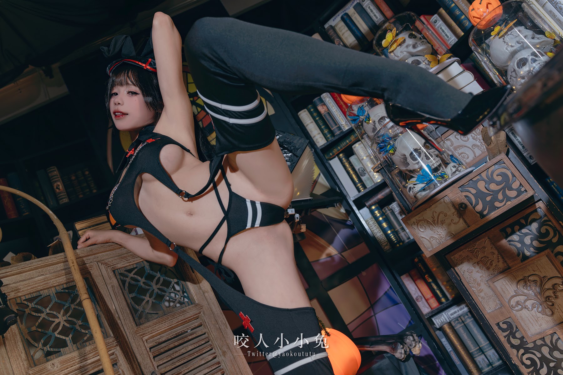 Coser@黏黏团子兔 – 万圣节看护士 - P15