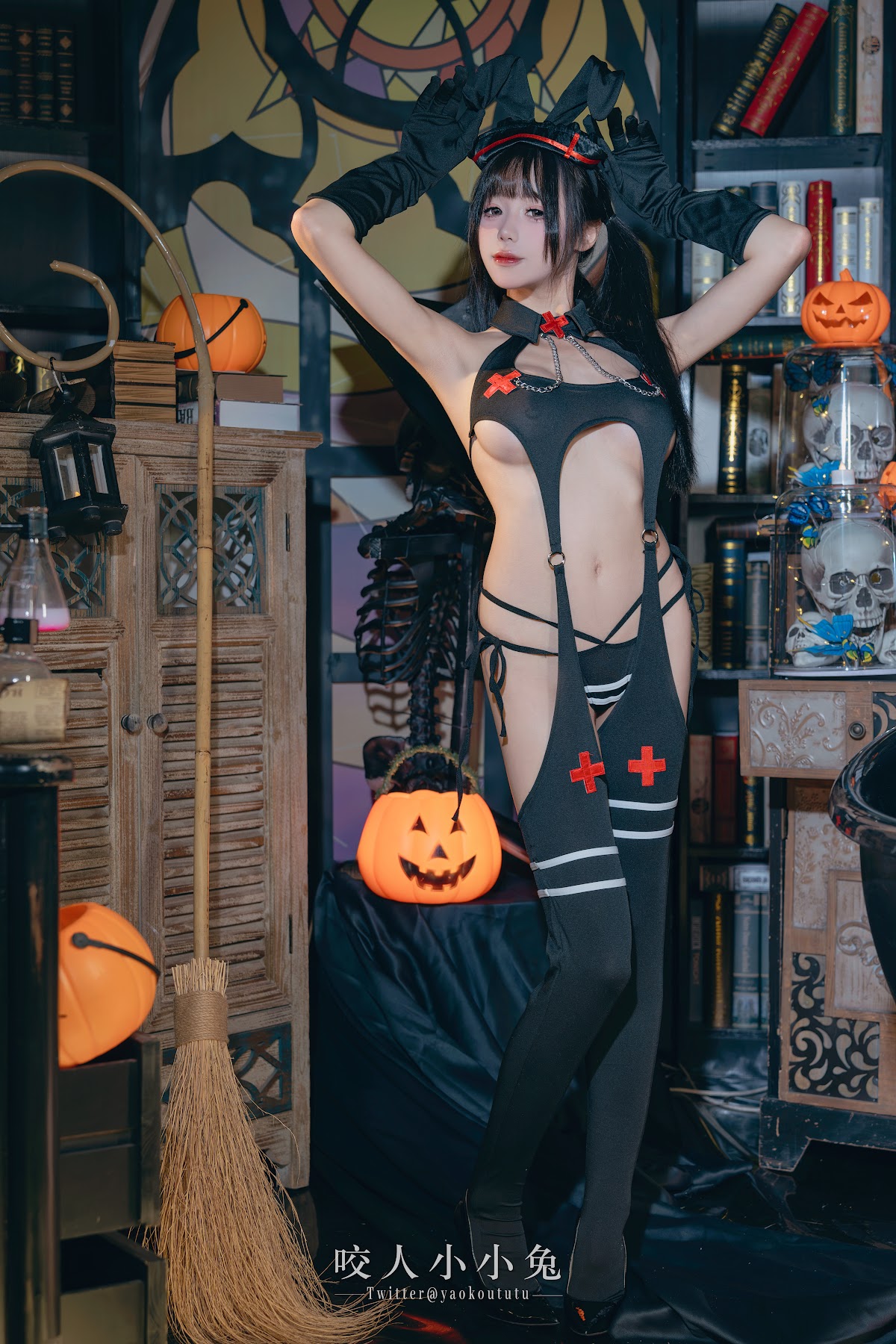 Coser@黏黏团子兔 – 万圣节看护士 - P1