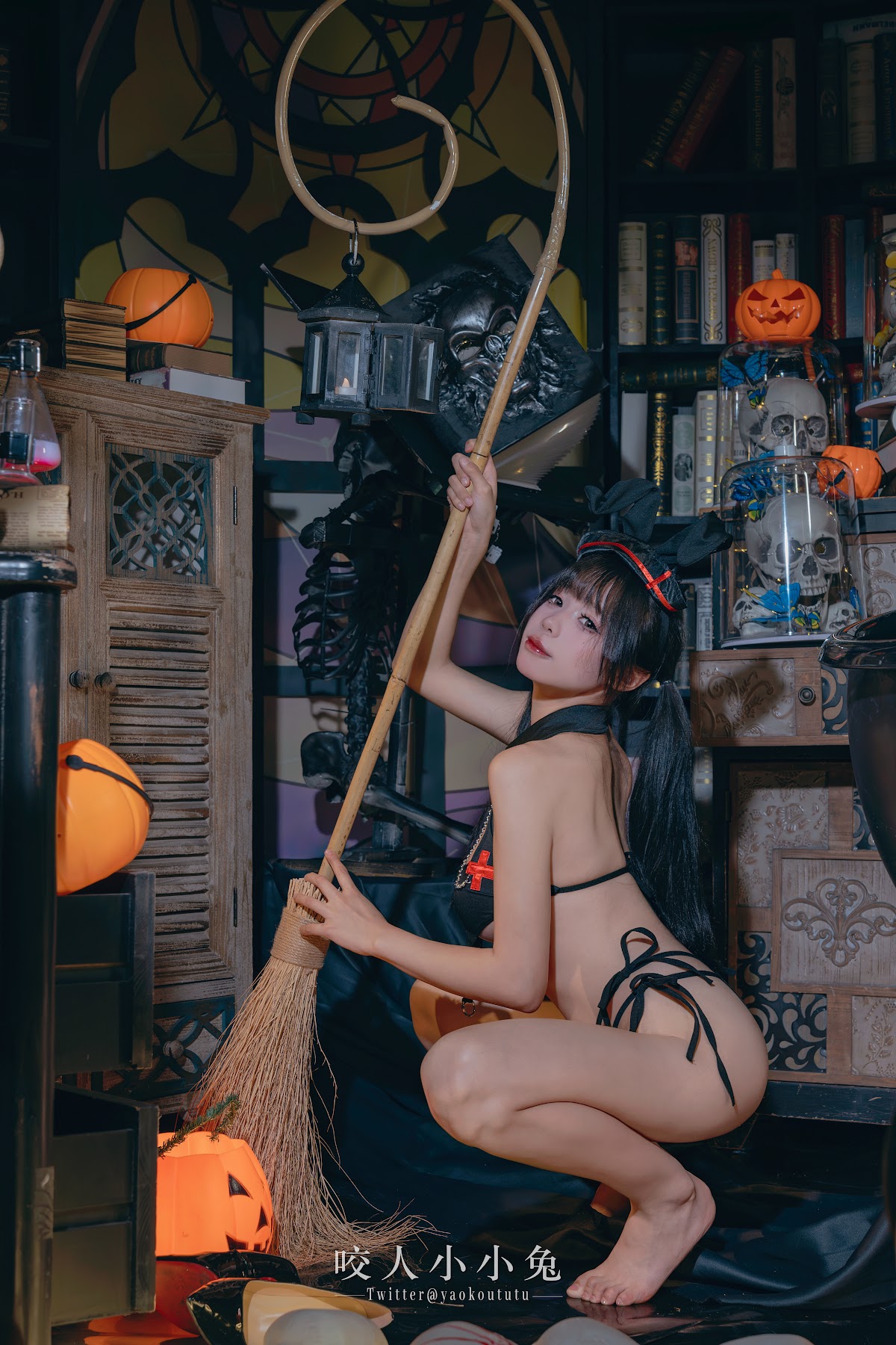 Coser@黏黏团子兔 – 万圣节看护士 - P33