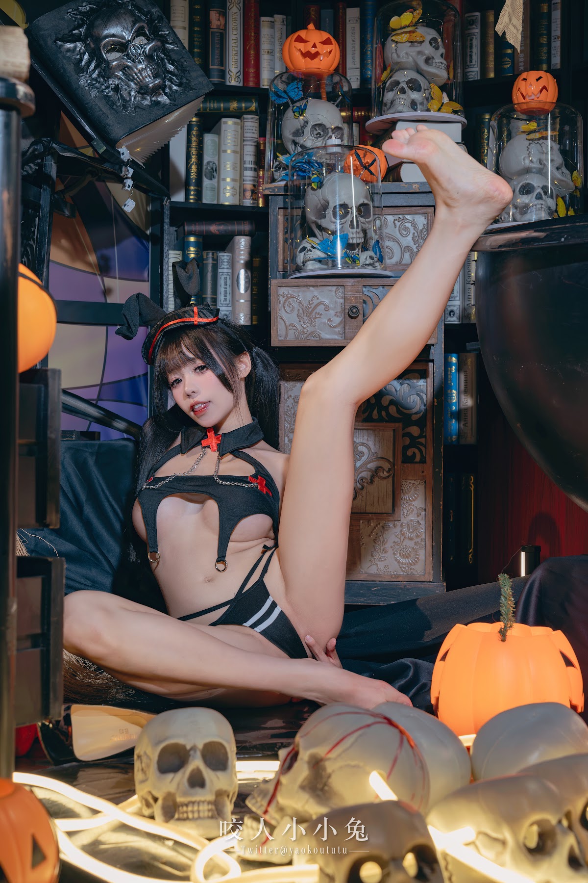 Coser@黏黏团子兔 – 万圣节看护士 - P37