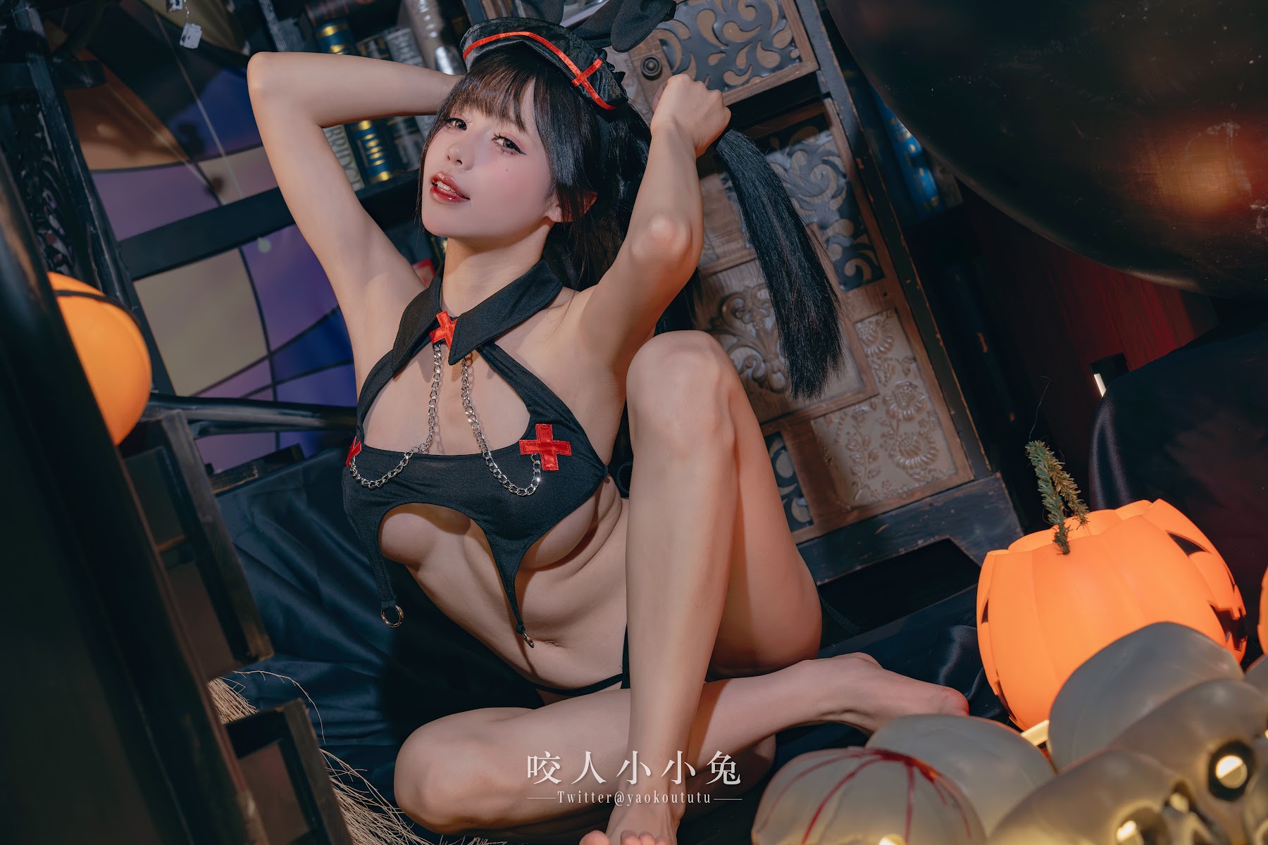 Coser@黏黏团子兔 – 万圣节看护士 - P38